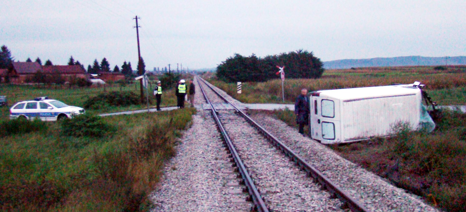 21.09.2008., Virovitica, Zagreb - Na cestovnom prijelazu preko zeljeznicke pruge u mjestu Spisic Bukovica dogodila se teska prometna nesreca u kojoj je, teske ozljede opasne po zivot, zadobio Marijan Svetec (42). Svetec se kombi vozilom vracao iz berbe, iz vinograda vozilo se naslo na tracnicama, a na njega je naletio putnicki vlak Zagreb - Virovitica.
Photo: Dragutin Santosi/Vecernji list