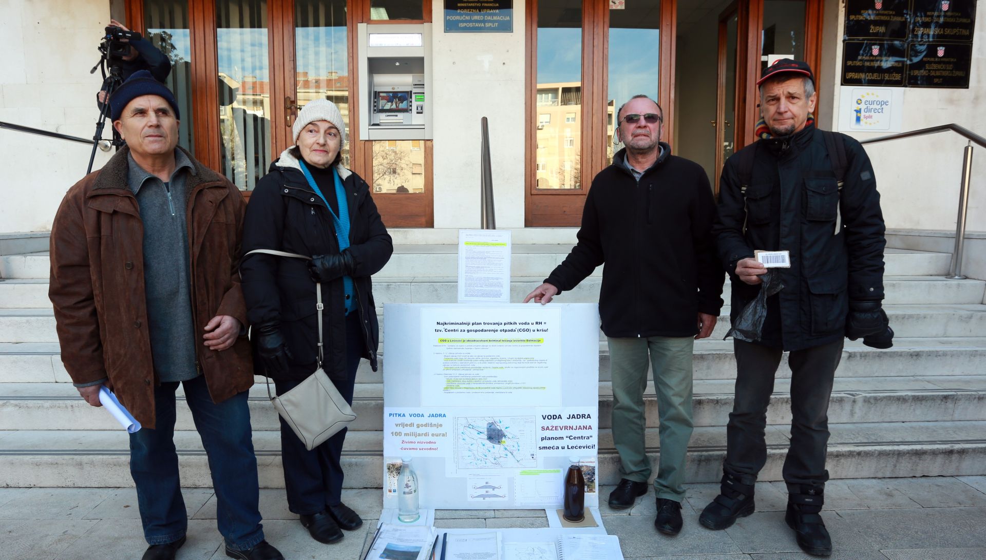 09.02.2017., Split - Prosvjed inicijativa ekoloskih udruga Kastela i Zagore ispred zgrade Splitsko-dalmatinske zupanije koji se protive odlaganju otpada u opcini Lecevica. Vinko Grgurevic, Vinko Parcina i Goranka Adam. 
Photo: Miranda Cikotic/PIXSELL