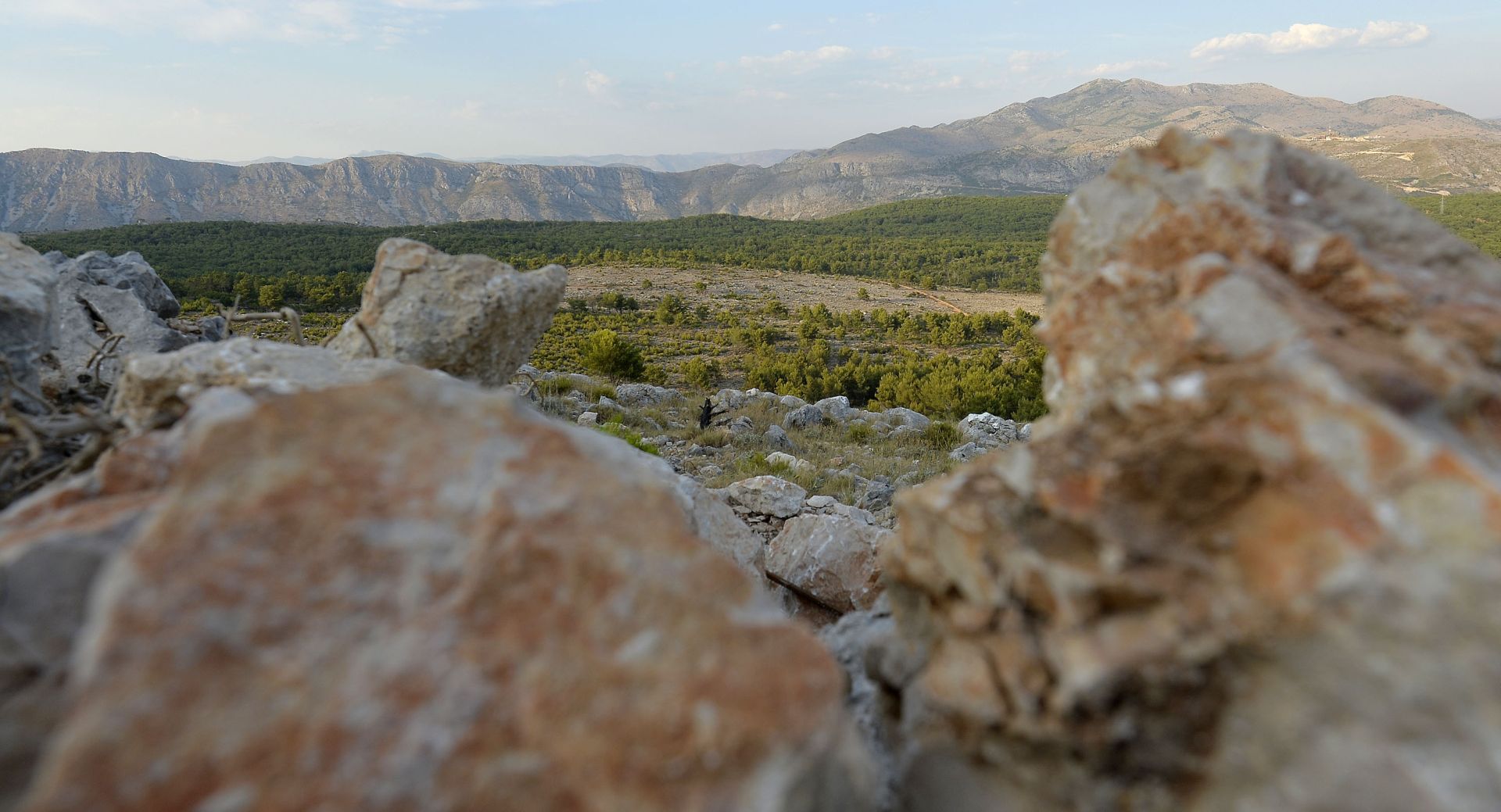 08.08.2015., Dubrovnik - Godinama nakon prvih najava o gradnji golf terena na Srdju, radovi iznad Dubrovnika jos nisu ni na vidiku. Plato iznad grada trebao bi se pretvoriti u golf odmaraliste s pratecim apartmanskim naseljem. 
Photo: Marko Lukunic/PIXSELL