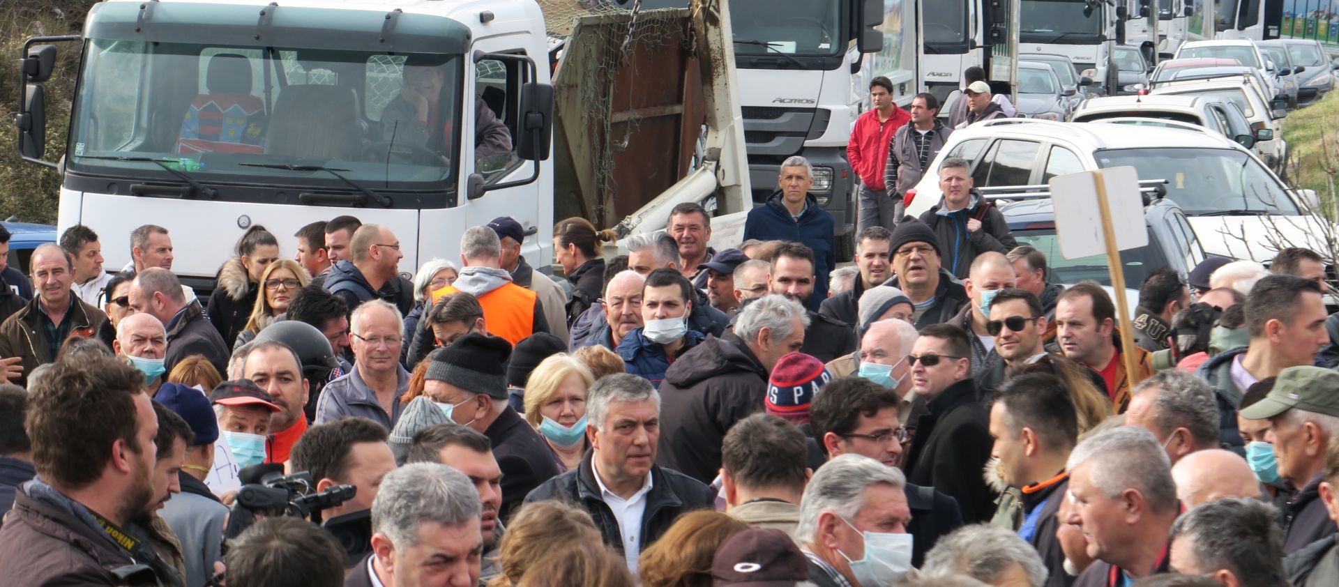 10.02.2017., Split - Prosvjedni skup stanovnika iz okolice odlagalista Karepovac blokirali su prilaz i ulaz na odlagaliste. Photo: Ivo Cagalj/PIXSELL