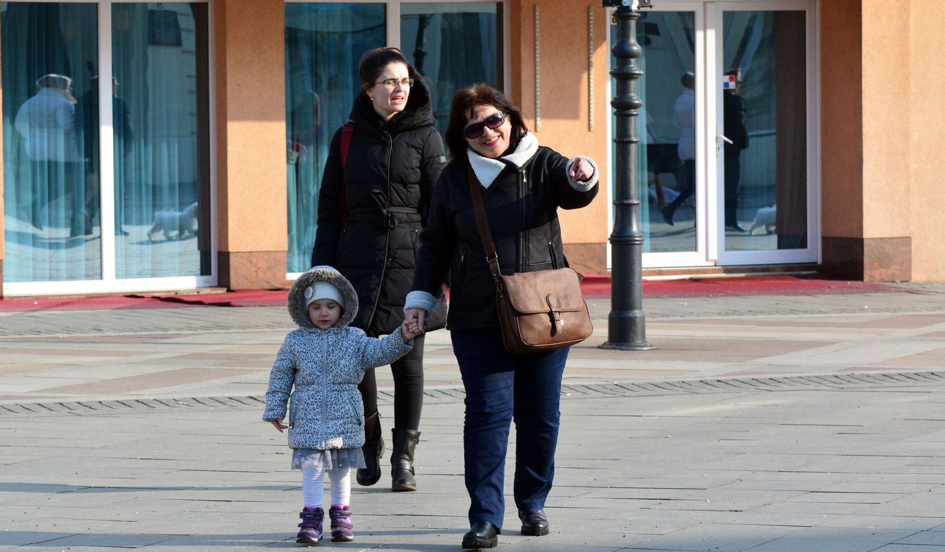 12.02.2017., Slavonski Brod - Prohladno, ali suncano nedjeljno poslijepodne gradjani su iskoristili za setnju uz Savu i sredistem grada.
Photo: Ivica Galovic/PIXSELL