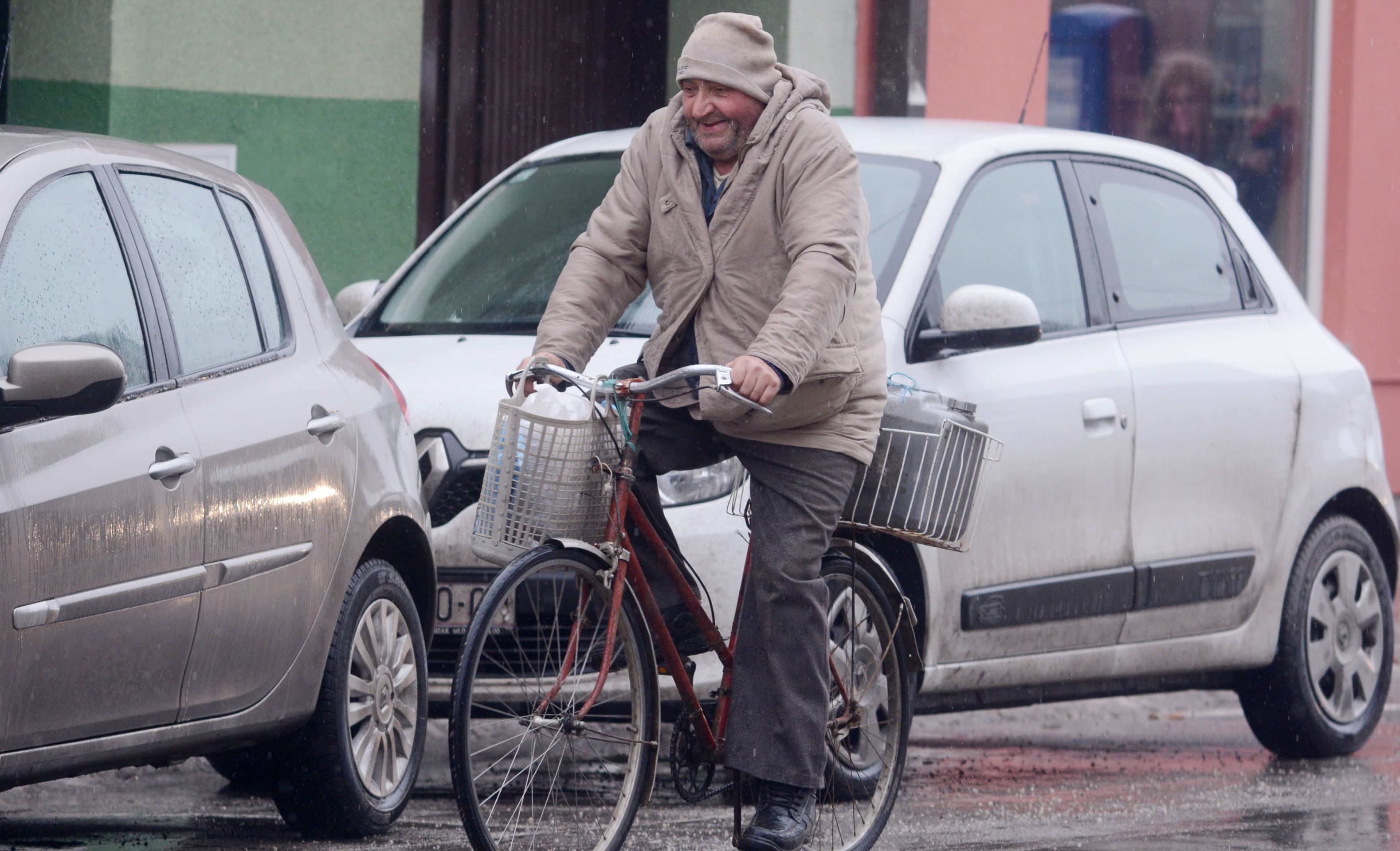 13.01.2017., Sisak - Kao sto je i najavljena u kasnim prijepodnevnim satima pocela je padati kisa za koju su gradjani bili spremni. Photo: Nikola Cutuk/PIXSELL