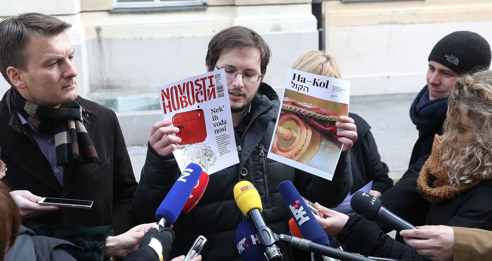 13.02.2017., Zagreb - Udruga U ime obitelji odrzala je na Trgu svetog Marka konferenciju za medije na kojoj je prozvala Srpsko narodno vijece da kroz tjednik Novosti siri mrznju prema Hrvatskoj iako od drzave za to izdanje dobiva 3,2 milijuna kuna godisnje. Kresimir Planinic, Ivo Dzeba. Photo: Patrik Macek/PIXSELL