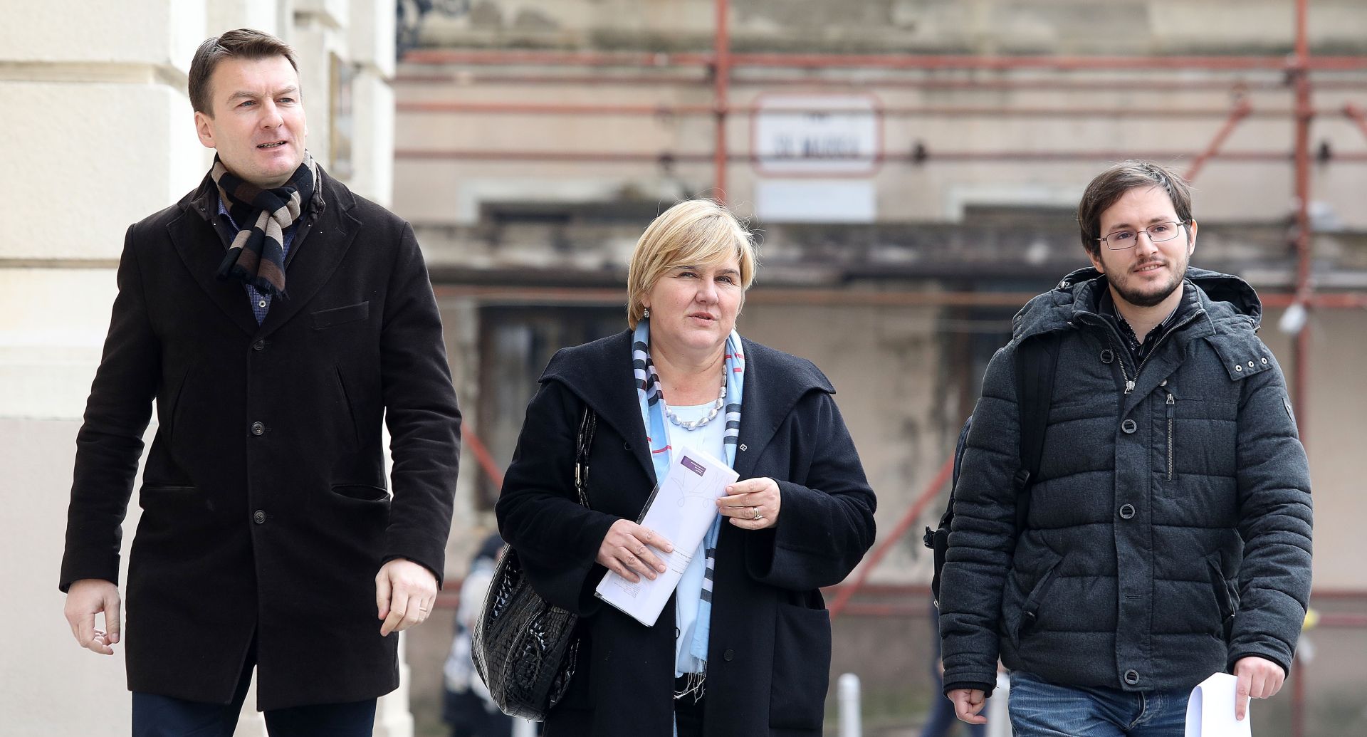 13.02.2017., Zagreb - Udruga U ime obitelji odrzala je na Trgu svetog Marka konferenciju za medije na kojoj je prozvala Srpsko narodno vijece da kroz tjednik Novosti siri mrznju prema Hrvatskoj iako od drzave za to izdanje dobiva 3,2 milijuna kuna godisnje. Kresimir Planinic, Zeljka Markic, Ivo Dzeba. Photo: Patrik Macek/PIXSELL