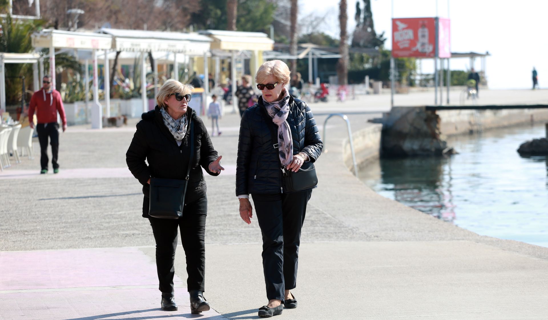 16.02.2017., Split - Suncan i topliji dan u Splitu gradjani iskoristili za opustanje, setnju il igranje picigina  na Bacvicama.
Photo: Miranda Cikotic/PIXSELL