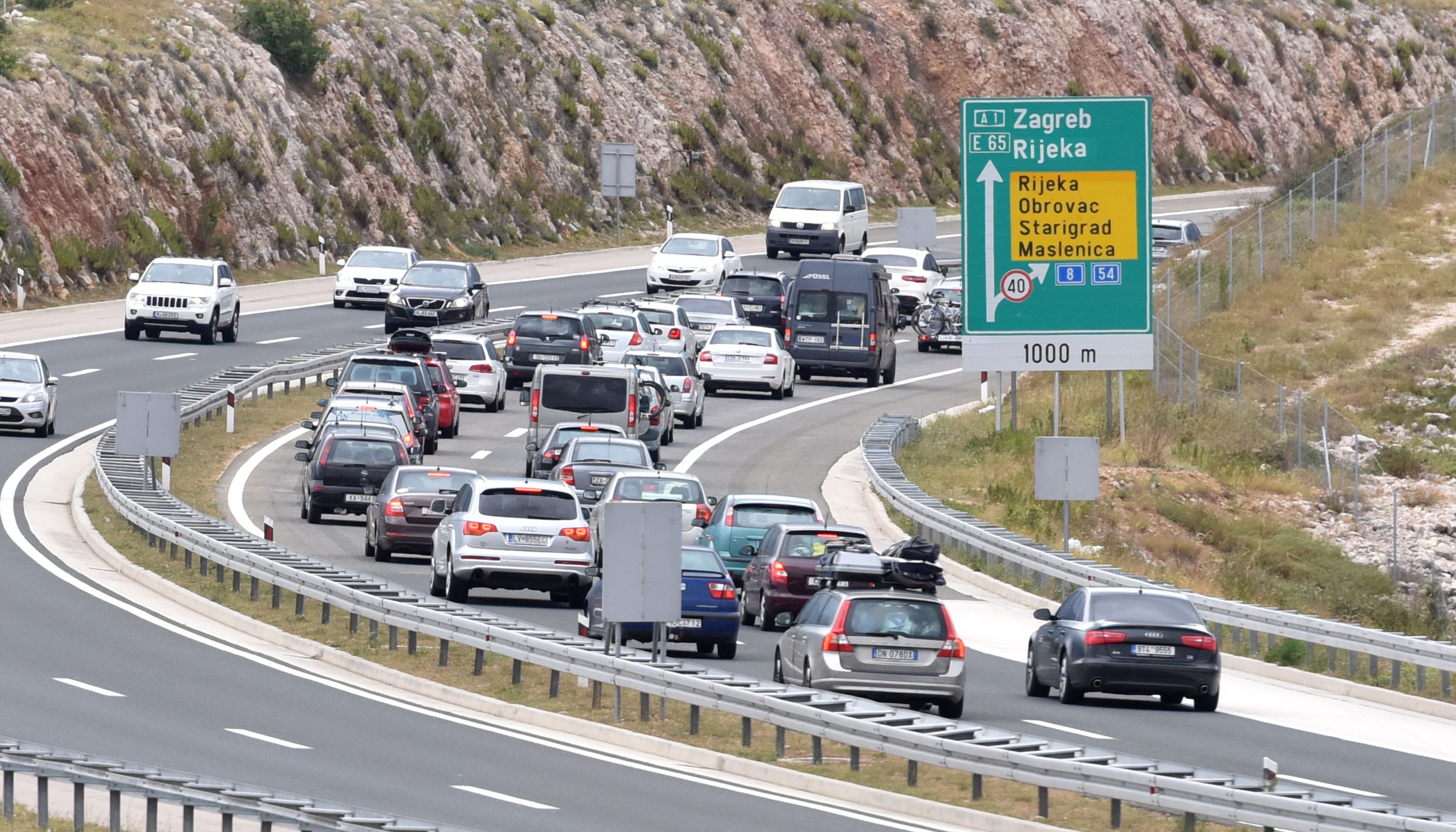 16.07.2016., Maslenica - Zbog orkanske bure promet autocestom A1 kod maslenickog mosta odvija se otezano. 
Photo: Dino Stanin/PIXSELL