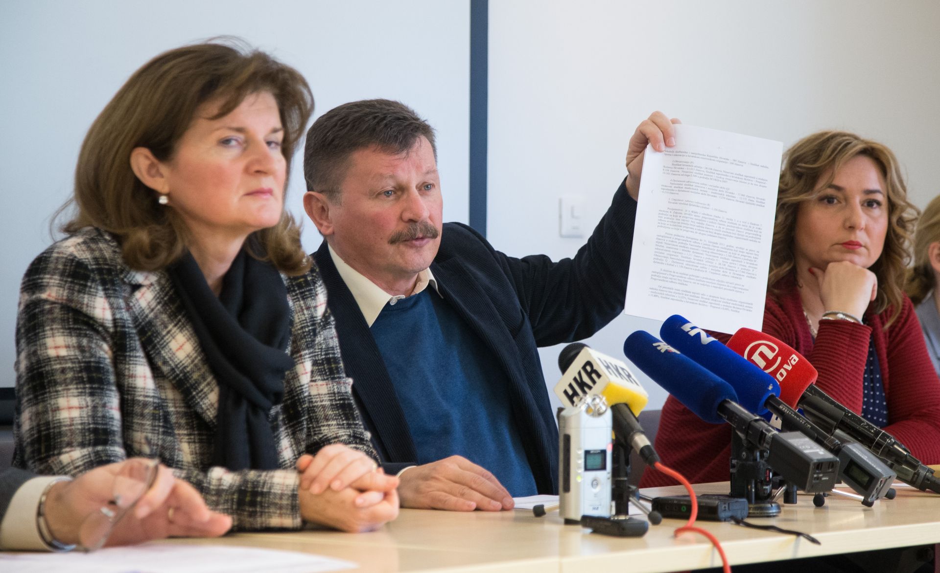 20.02.2017., Zagreb -  Konferencija za medije celnika sindikata javnih sluzbi o pregovorima o temeljnom kolektivnom ugovoru za sluzbenike i namjestenike u javnim sluzbama. Anica Prasnjak, Vilim Ribic, Sanja Sprem.

Photo: Davor Puklavec/PIXSELL