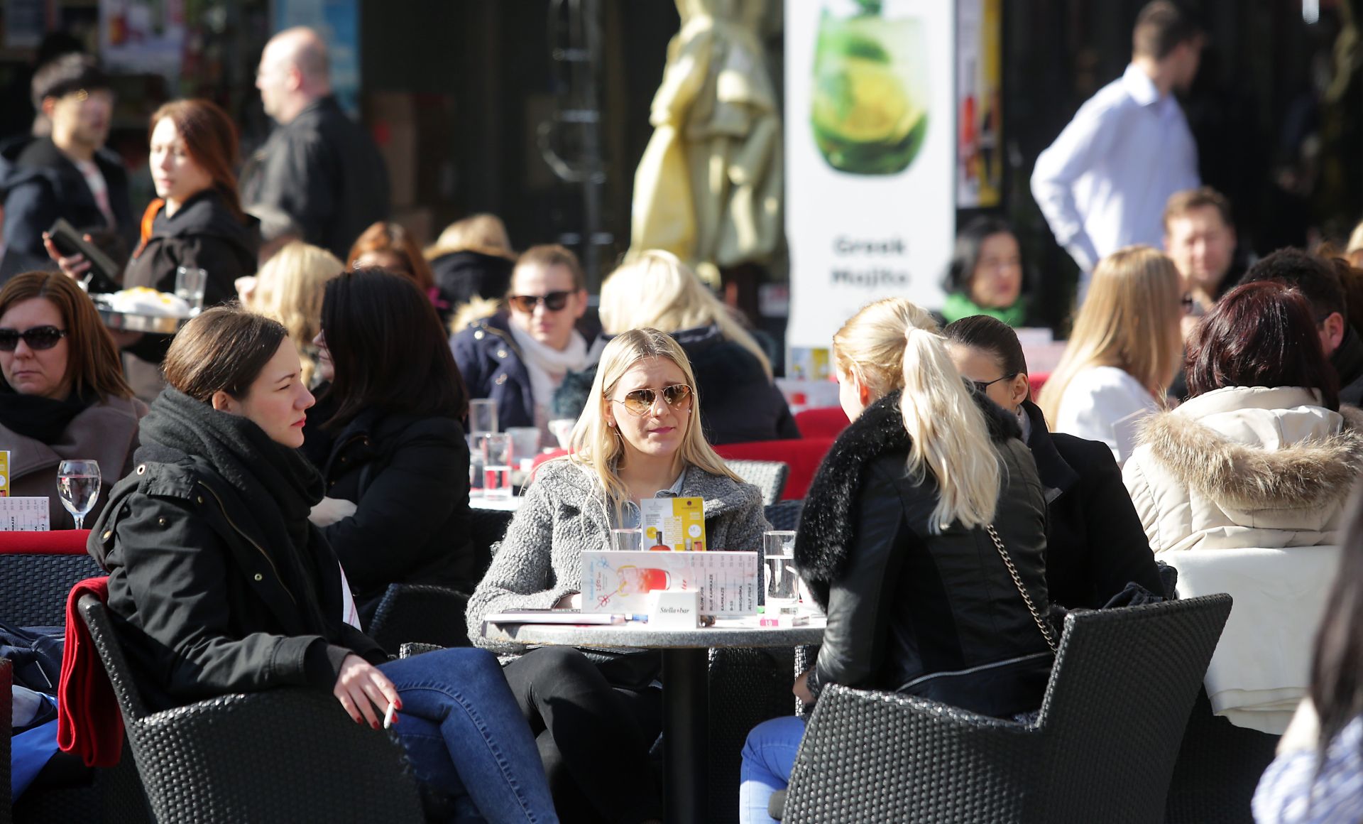 Zagreb - Gradjani uzivaju u ispijanju kave na suncanoj terasi na Cvjetnom trgu. 
Photo: Luka Stanzl/PIXSELL