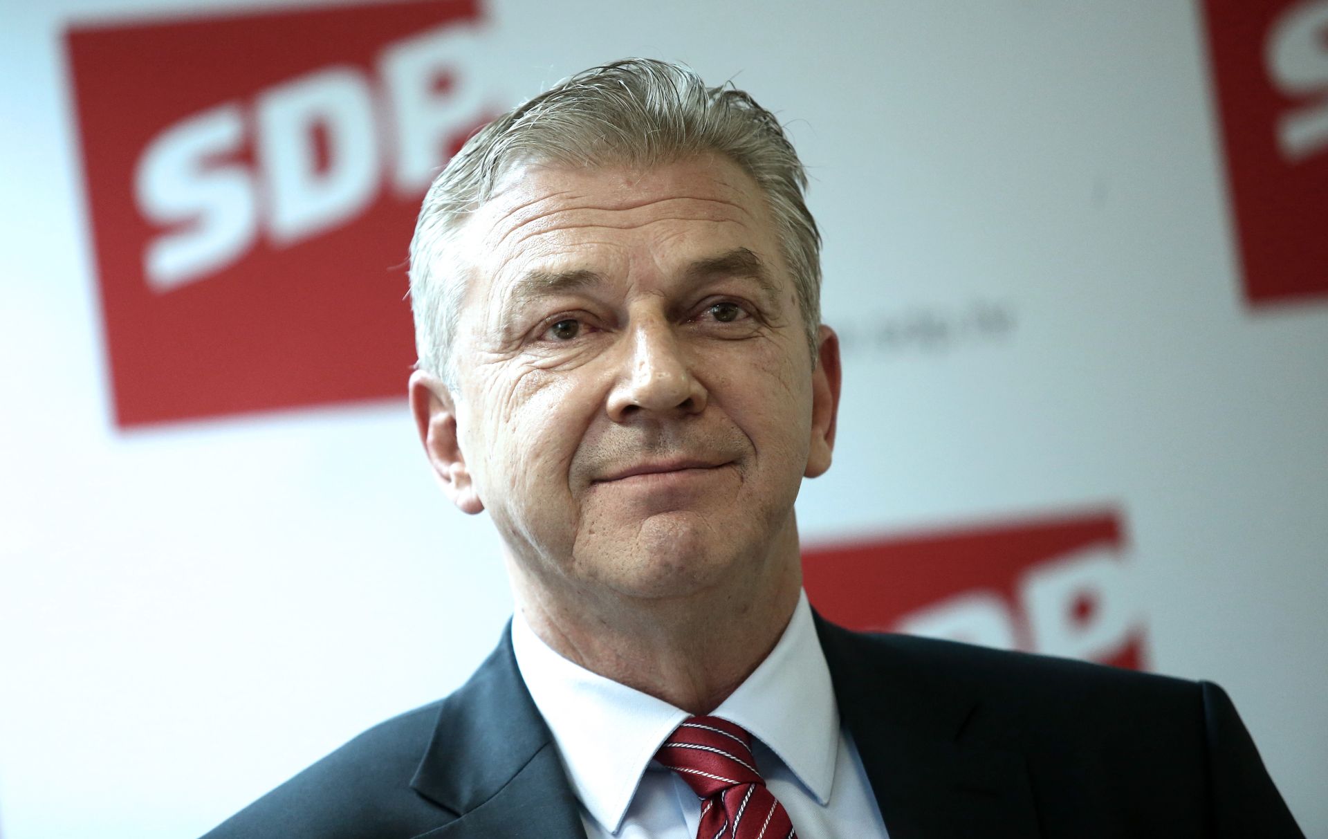 25.11.2016., Zagreb - Izvanredna konferencija za medije na kojoj je kao aktualni zamjenik predsjednika i kandidat za novog predsjednika SDP-a Ranko Ostojic komentirao aktualna dogadjanja oko unutar stranackih izbora i suceljavanja sa Davorom Bernardicem. Photo: Sanjin Strukic/PIXSELL