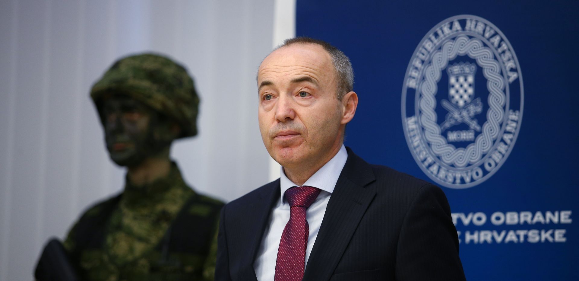 30.01.2017., Zagreb - Potpredsjednik Vlade RH i ministar obrane Damir Krsticevic potpisao je s 34 hrvatska proizvodjaca ugovore vrijedne oko 230 milijuna kuna za nabavu vojne opreme za potrebe opremanja Oruzanih snaga RH. Rijec je o nabavi odjece, obuce, opreme, za usluge i radove. 
Photo: Zeljko Lukunic/PIXSELL