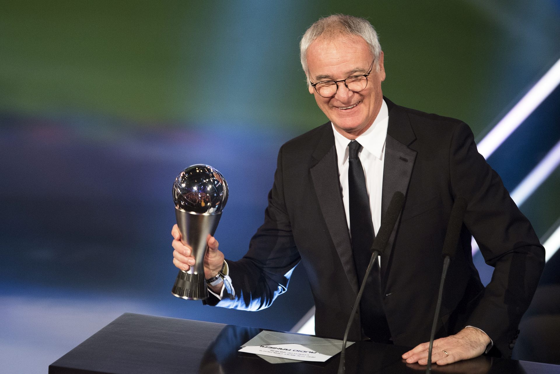 epa05708181 Leicester City's Italian manager Claudio Ranieri holds his trophy after winning the The FIFA Men's Coach 2016 award during the FIFA Awards 2016 gala at the Swiss TV studio in Zurich, Switzerland, 09 January 2017.  EPA/ENNIO LEANZA