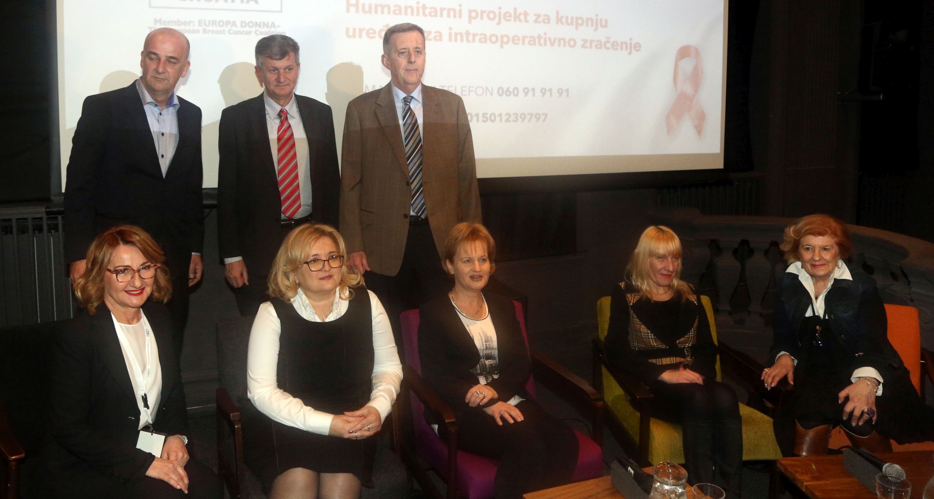 Zagreb, 6.2.2017 - Stručna tribina "Rak dojke – od prevencije do najnovijih metoda zračenja"  Uz predsjednicu Udruge Europa Donna Hrvatska Vesnu Ramljak na tribini su govorili među ostalima, predsjednica Saborskog odbora za zdravstvo i socijalnu politiku Ines Strenja Linić, psihijatrica s KBC Rebro Marijana Braš i ministar zdravstva Milan Kujundžić (na slici).
Foto Hina/ Dario GRZELJ/ dag