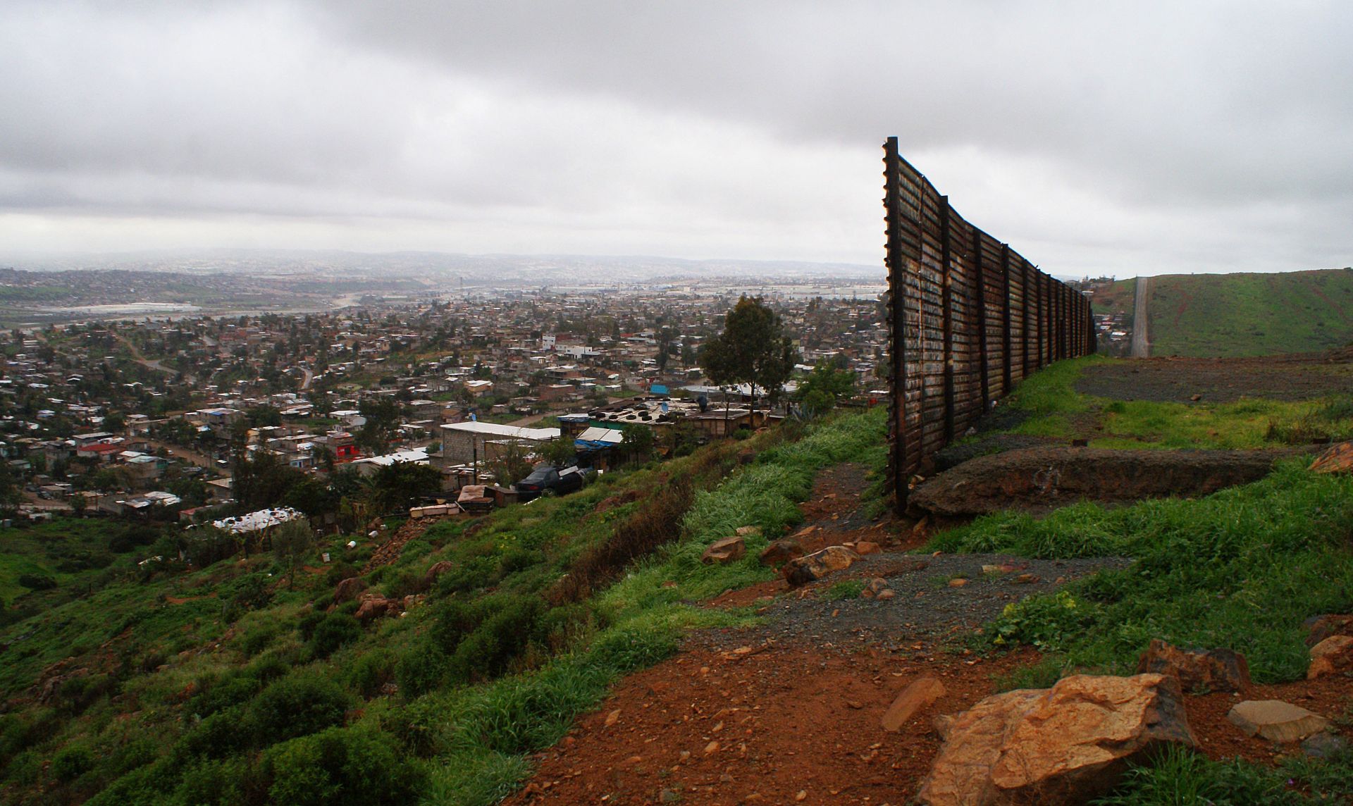 epa05777392 A view of the end of the fence that separates the Mexican (L) and the US territory in Baja California, Mexico, 07 February 2017. Porfirio Hernandez's home, in the Nido de Aguilas (Eagles' Nest) section of Tijuana, is located near a gap in the US-Mexico wall, and it receives frequent visit of immigrants who are in need of water and of help.  EPA/ALEJANDRO ZEPEDA