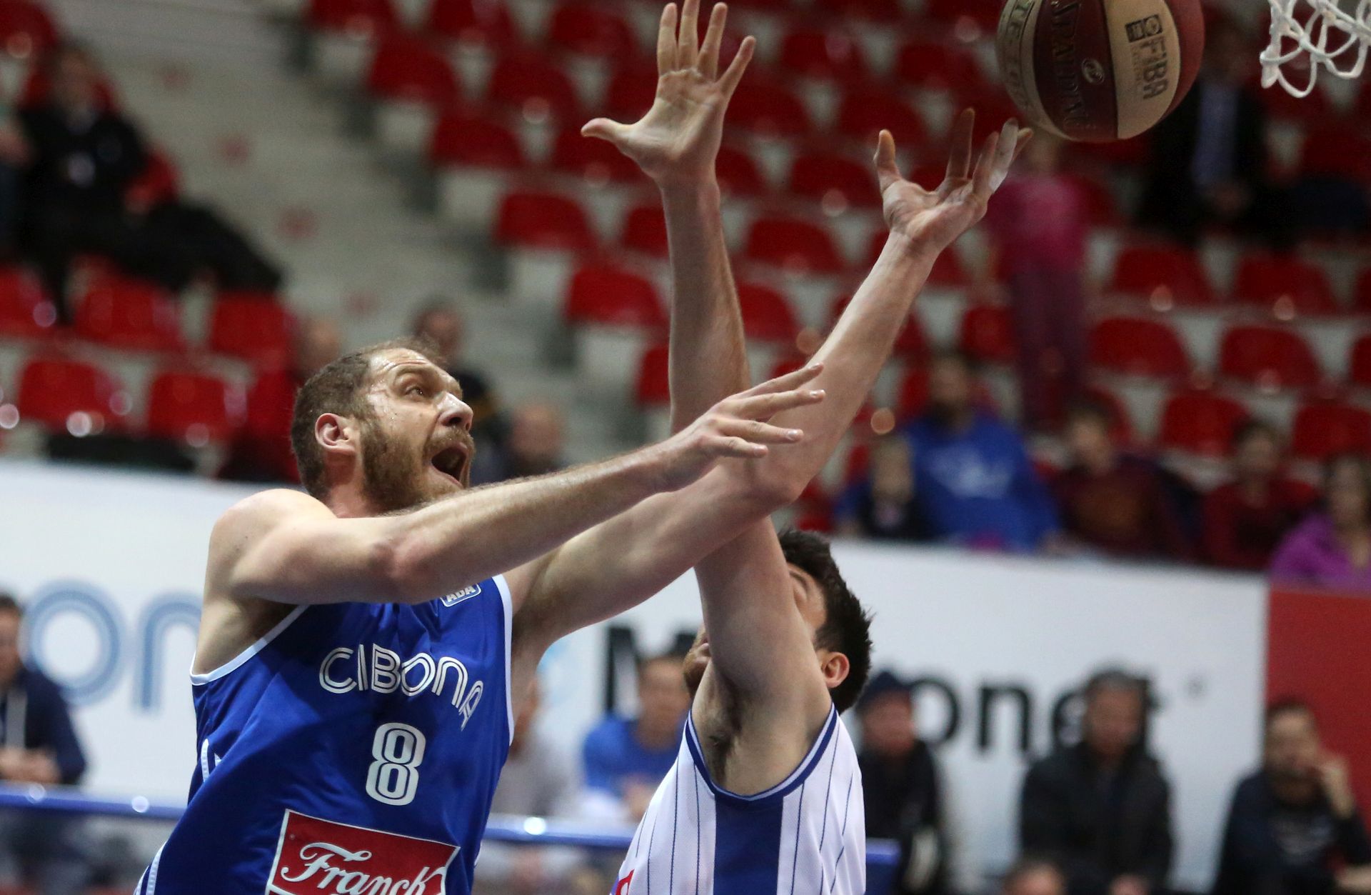 Zagreb, 06.02.2017 - Utakmica 21. kola regionalne košarkaške ABA lige Cibona - Budućnost. Na fotografiji Luka Žorić (L).
foto HINA/ Daniel KASAP / dk