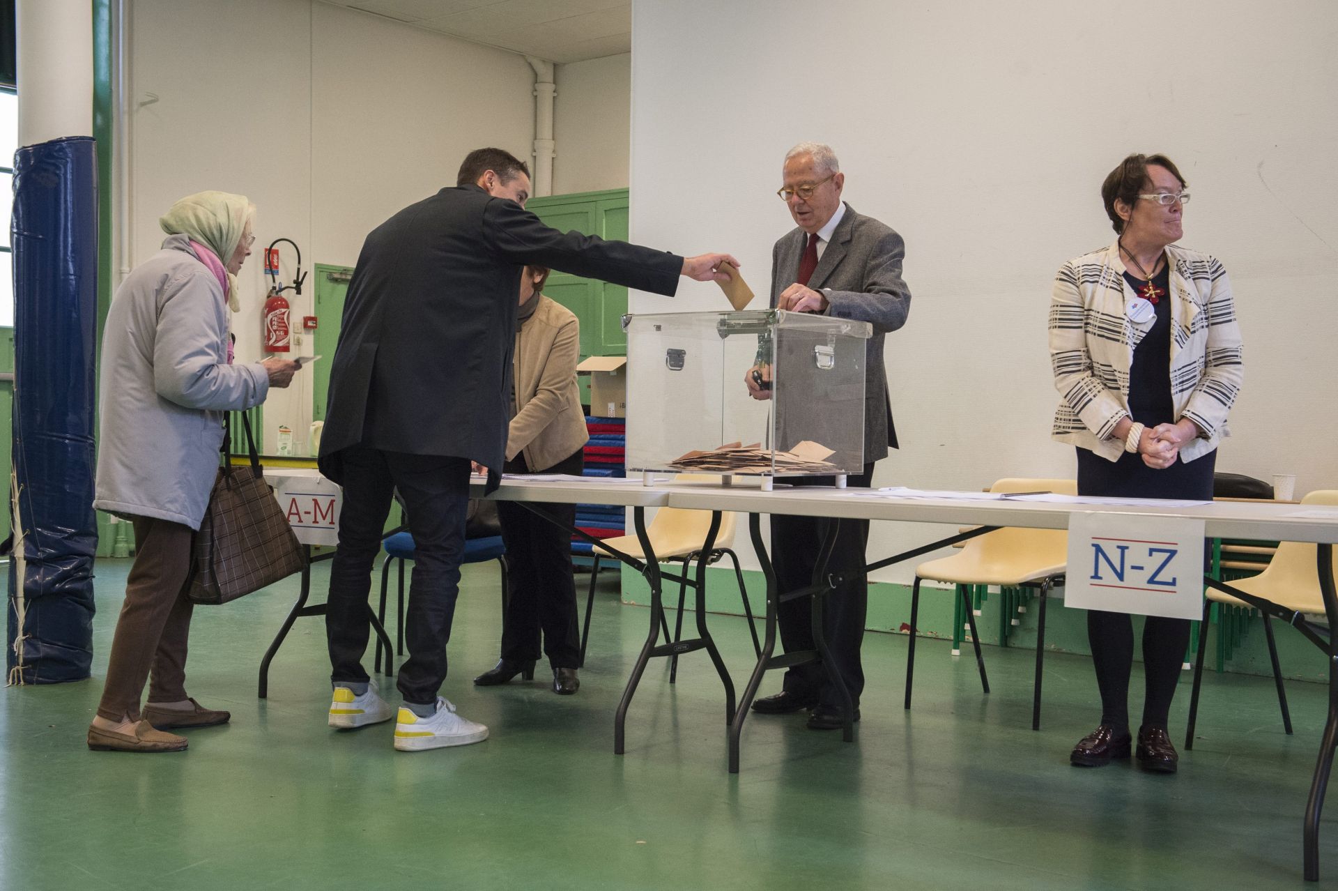 epa05639420 Voters casting their ballot at a polling station during the first round of the French right wing party 'Les Republicains' (LR) primaries in Palaiseau, Paris, France, 20 November 2016. The second round will be on 27 November 2017. Voters are choosing between France's seven centre-right presidential candidates the winner of which will fight the French presidential elections on 23 April and 07 May 2017.  EPA/JEREMY LEMPIN