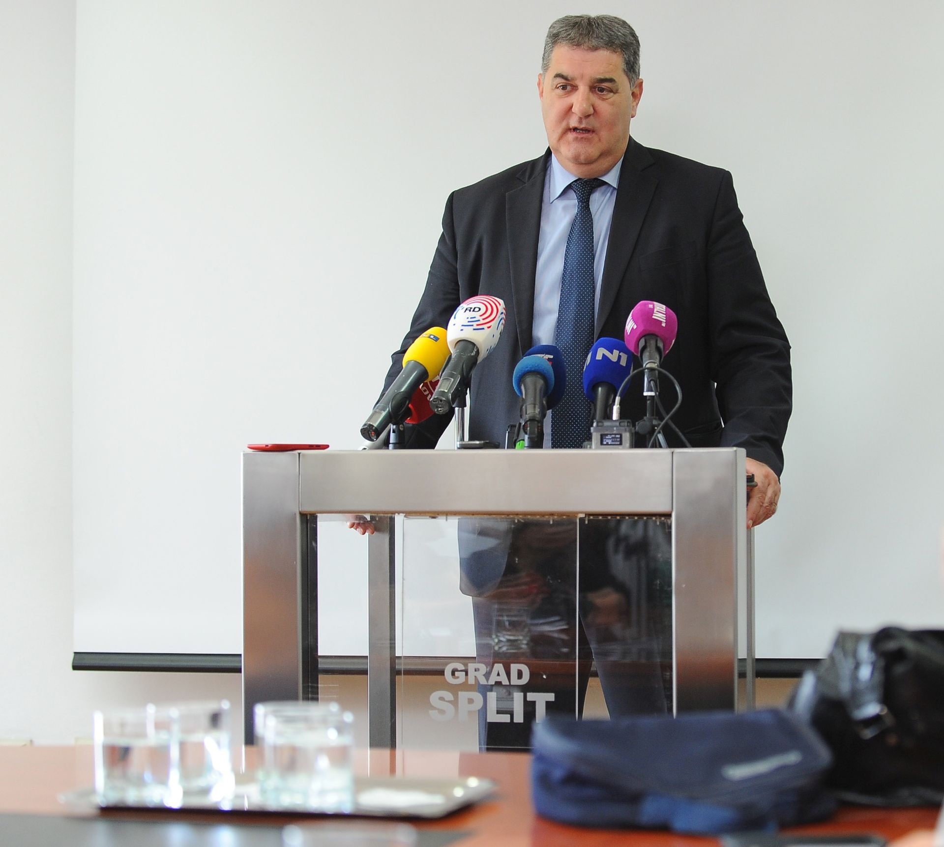 Split, 9.5.2016 - Splitski gradonaèelnik Ivo Baldasar dao je izjavu za medije o dogaðanjima u SDP- u.
foto HINA/ Mario STRMOTIÆ/ ua