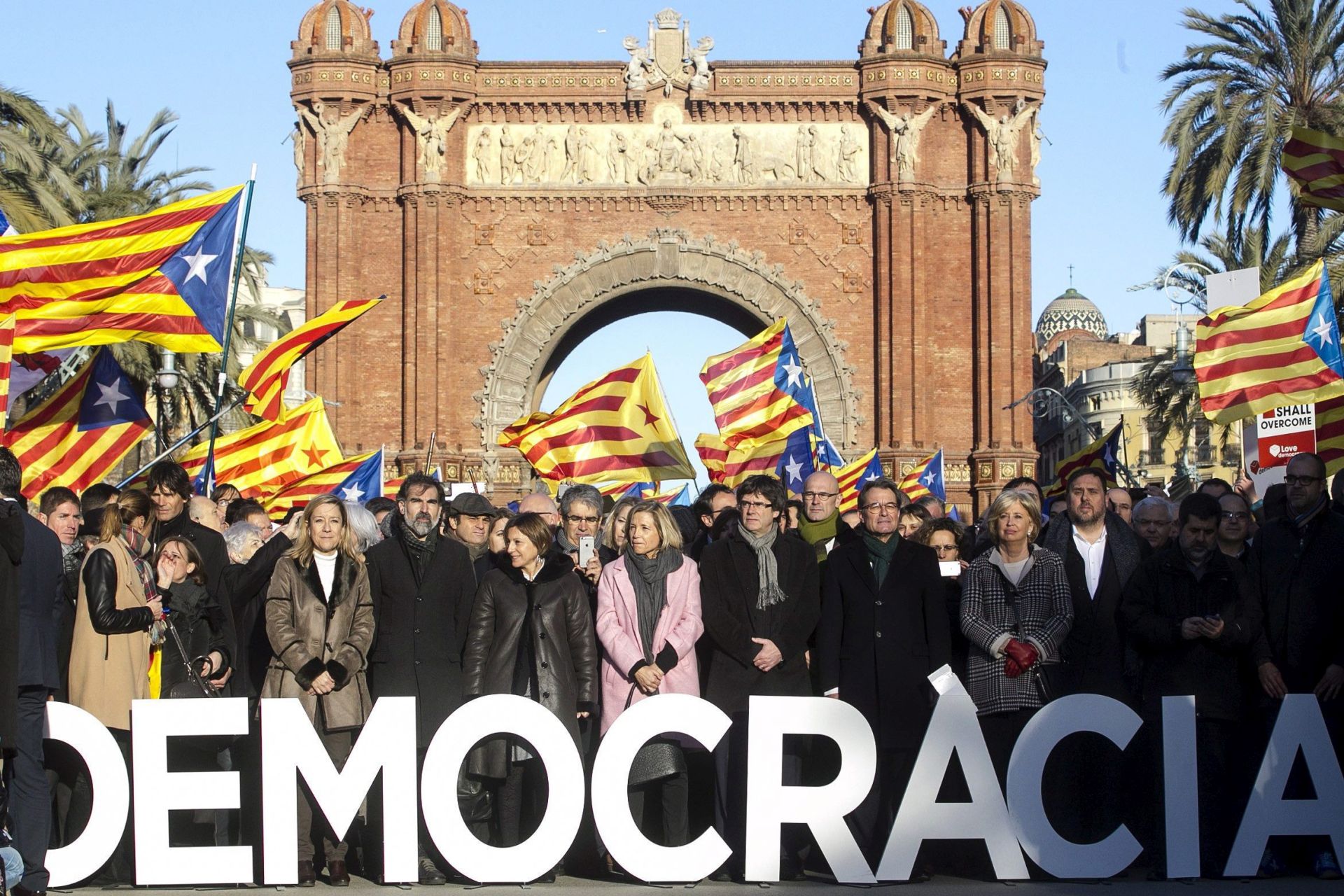 epa05774399 Catalonian Regional President, Carles Puigdemont (C-R) and Catalonian regional Speaker, Carme Forcadell (C), show their support for former Catalonian regional President Artur Mas (3-R), former Catalonian regional Deputy President Joana Ortega (L, front) and former regional minister Irene Rigau (2-R)while standing in front of the Arch of Triumph on their way to the court house in Barcelona, northeastern Spain, 06 February 2017. Mas, Ortega and Rigau are on trial, accused of disobedience for keeping a non-biding Catalonian independence referendum on 09 November 2014 in spite of a Spanish Constitutional Court order to suspend the plebiscite.  EPA/QUIQUE GARCIA