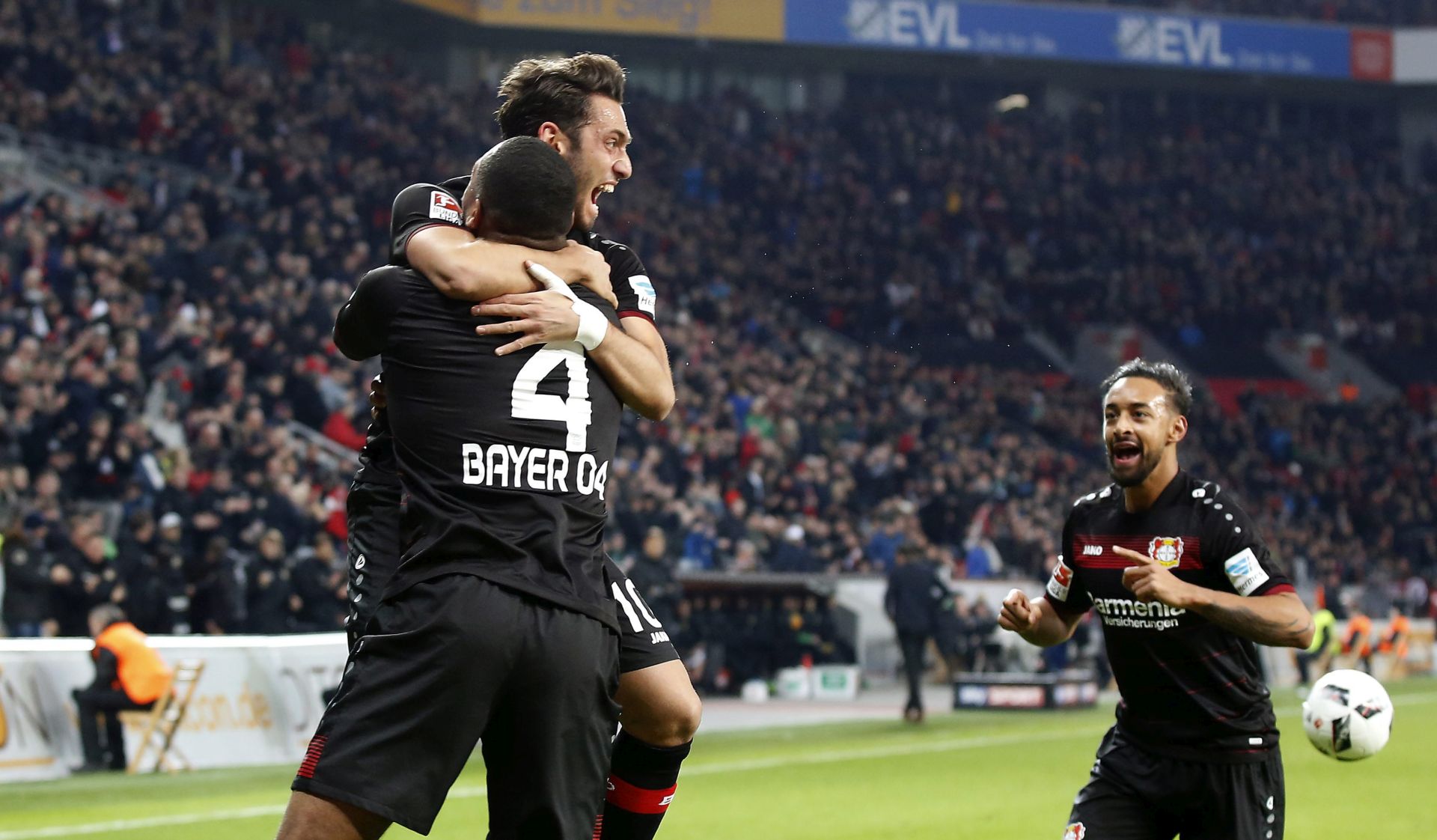 epa05757641 Leverkusen's Jonathan Tah (C) celebrates his 1-0 goal with teammates Hakan Calhanoglu (L) and Karim Bellarabi (R) during the German Bundesliga soccer match between Bayer Leverkusen and Borussia Moenchengladbach in Leverkusen, Germany, 28 January 2017.  EPA/MIKA VOLKMANN (EMBARGO CONDITIONS - ATTENTION: Due to the accreditation guidlines, the DFL only permits the publication and utilisation of up to 15 pictures per match on the internet and in online media during the match.)