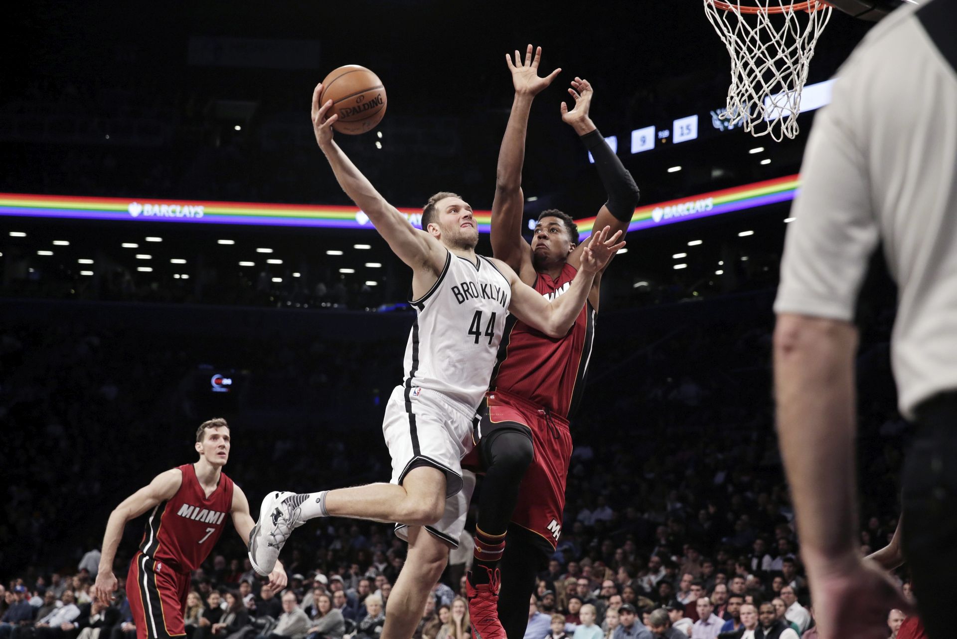 epa05750651 Brooklyn Nets forward Bojan Bogdanovic of Yugoslavia (C) shoots against Miami Heat center Hassan Whiteside (R) in the first half of the NBA basketball game between the Miami Heat and the Brooklyn Nets at the Barclays Center in Brooklyn, New York, USA, 25 January 2017.  EPA/PETER FOLEY