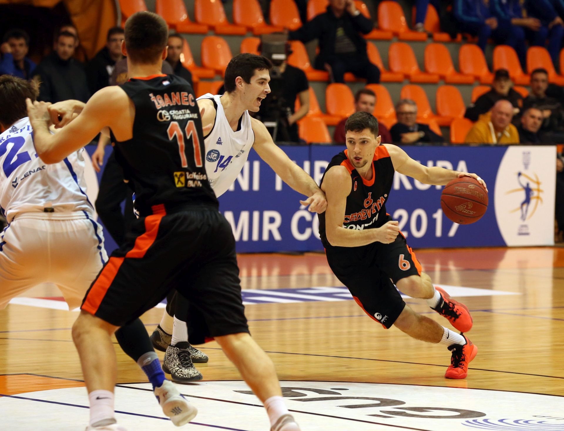ibenik, 15.02.2017. - Èetvrtfinalni susret Kupa "Kreimir Æosiæ": Kvarner 2010 - Cedevita. Na fotografiji Karlo ganec (C), Toni Katiæ (D).
foto HINA / ml