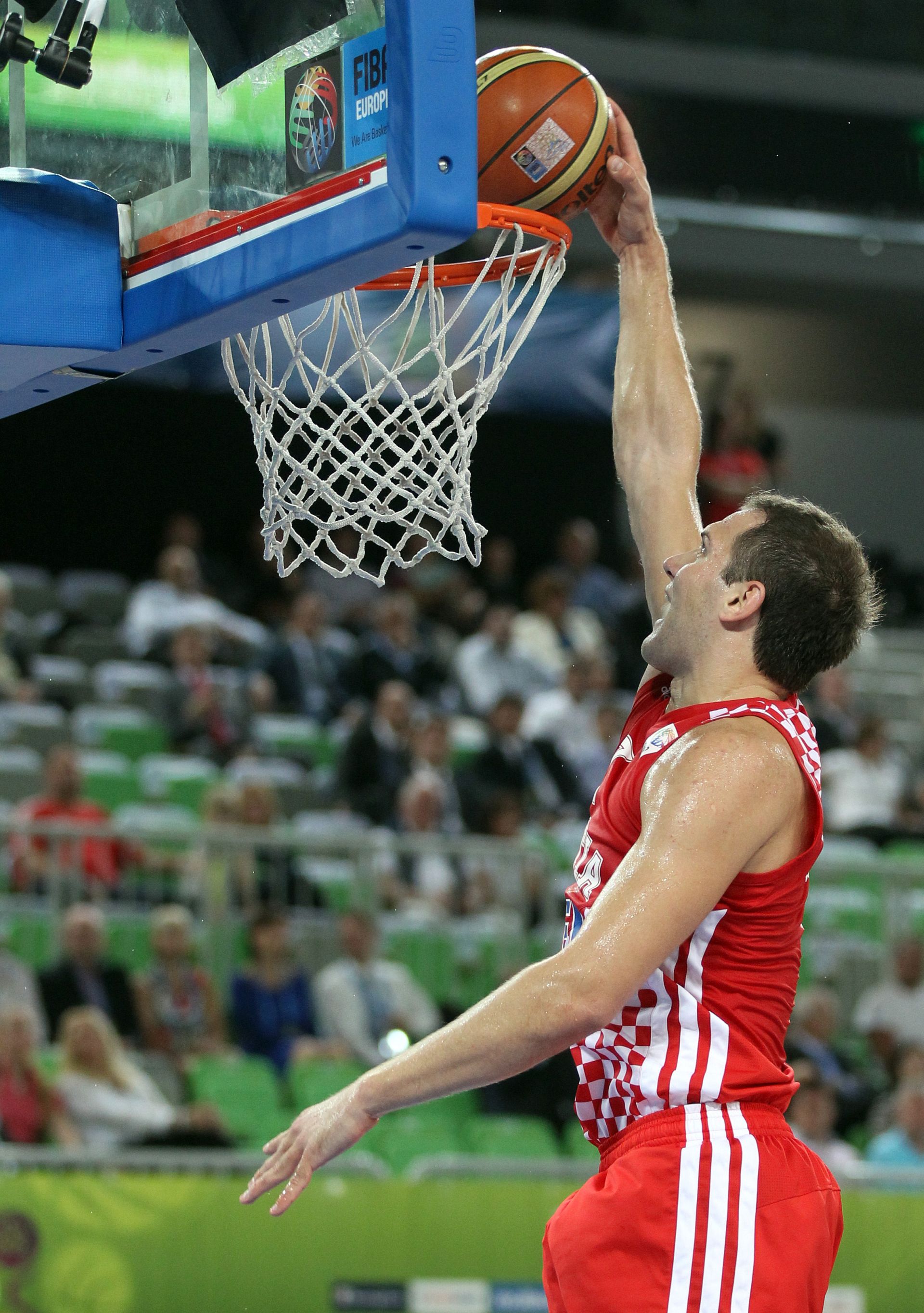 Zagreb, 08.10.2014. - Hrvatski koarkaki reprezentativci Bojan Bogdanoviæ i Damjan Rude debitirali su za svoje nove klubove, Brooklyn Netse i Indiana Pacerse, ubacivi svaki po osam poena u pobjedama svojih momèadi nad Maccabijem (111-94), odnosno Minnesota Timberwolvesima (103-90). Arhivska fotografija od 22.09.2013. godine prikazuje Bojana Bogdanoviæa na Eurobasketu u Ljubljani.
foto HINA/ Damir SENÈAR /mm