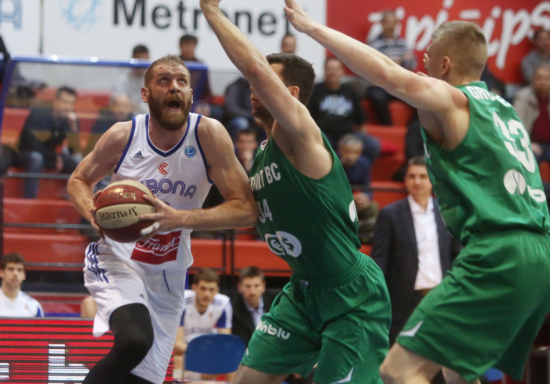 Zagreb, 22.02.2017 - Uzvratna utakmica osmine finala FIBA Europa kupa Cibona - Stelmet Zielona Gora. Na fotografiji Luka Žurić, Adam Hrycaniuk.
foto HINA/ Daniel KASAP / dk