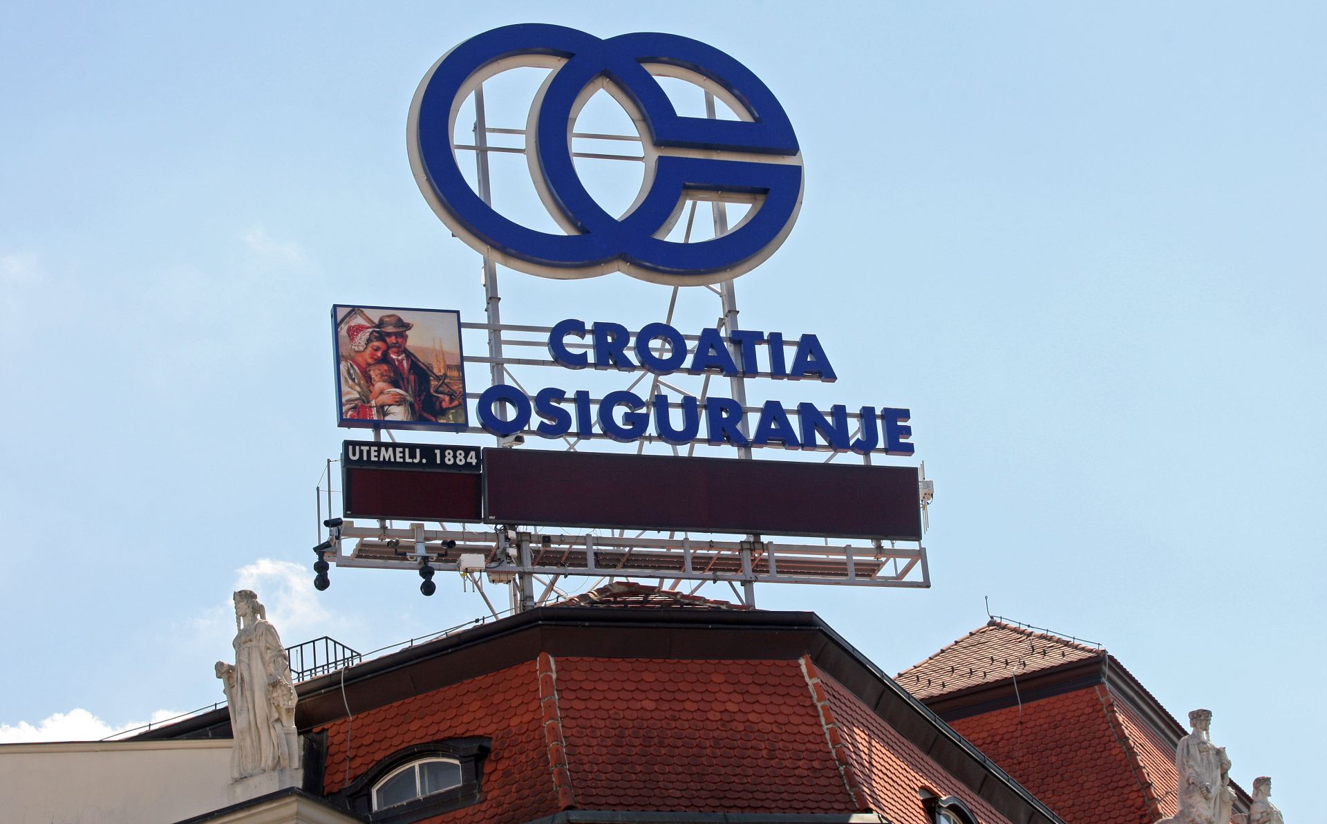 Zagreb, 30.4.2015. - Najveæi hrvatski osiguravatelj, Croatia osiguranje, prvo je tromjeseèje ove godine zavrio s neto dobiti u iznosu od 30,3 milijuna kuna, to predstavlja viestruko poveæanje u odnosu na 6,75 milijuna kuna dobiti iz istog razdoblja lani. Na arhivskoj fotografiji od 12.08.2013. godine zgrada Croatia osiguranja na Trgu Bana Jelaèiæa u Zagrebu.
foto HINA / Damir SENÈAR / mm
