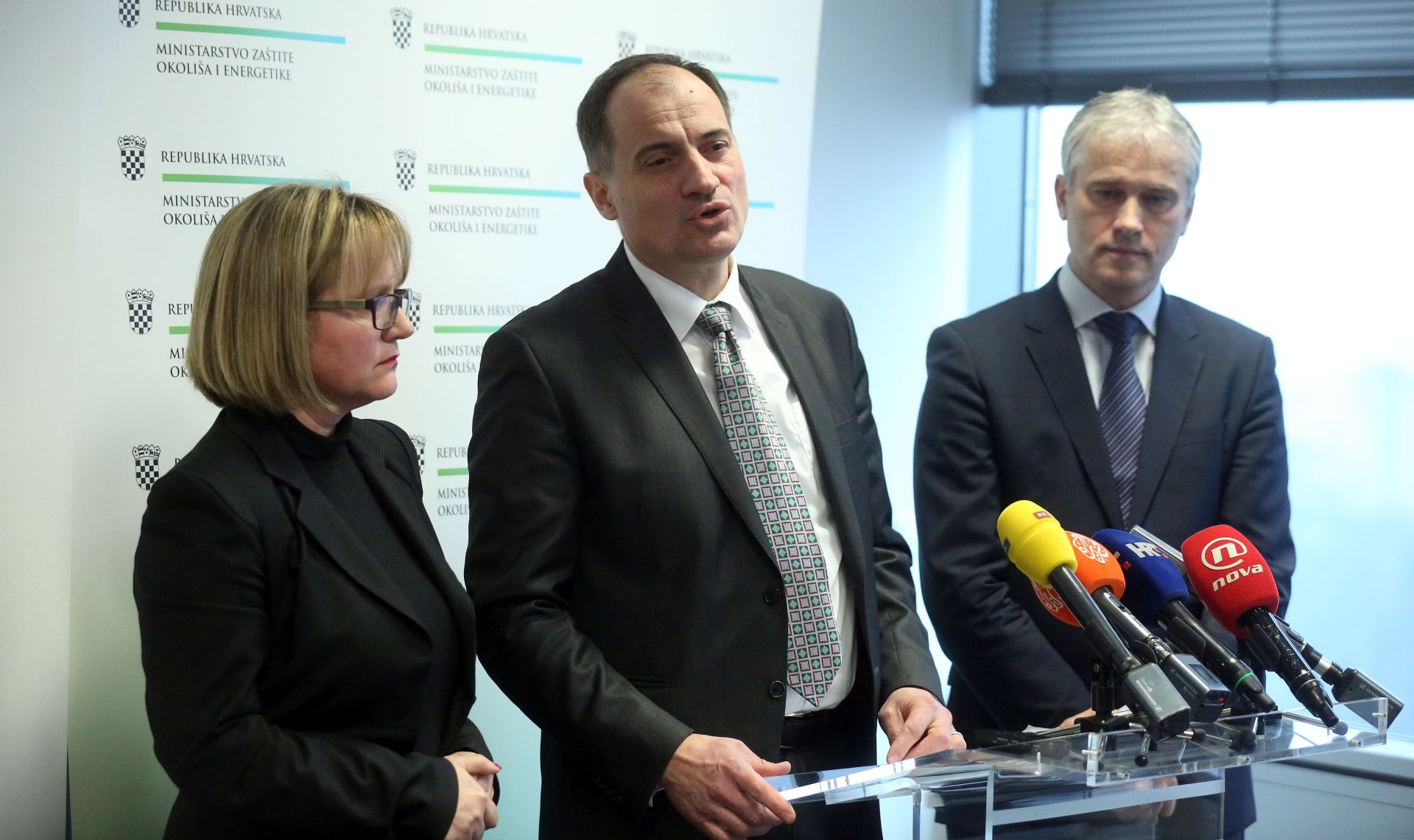Zagreb, 09.02.2017 - Konferencija za medije na kojoj je ministar zatite okolia i energetike Slaven Dobroviæ govoroi o aktualnostima vezano uz projekte sanacije odlagalita otpada Karepovac i izgradnje Centra za gospodarenje otpadom Leæevica za Splitsko-dalmatinsku upaniju. Na fotografiji pomoænica ministra za vodno gospodarstvo Elizabeta Kos, ministar zatite okolia i energetike Slaven Dobroviæ i generalni direktor Hrvatskih voda Zoran Ðurokoviæ.
foto HINA/ Denis CERIÆ /dc