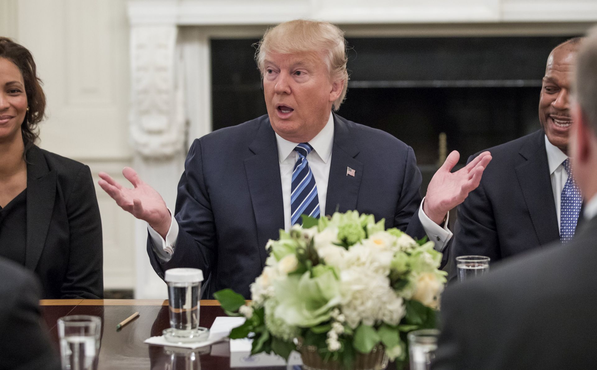 epa05780584 US President Donald J. Trump holds a 'listening session' over breakfast in the State Dining Room with airline executives at the White House in Washington, DC, USA, 09 February 2017. According to the White House, Trump spoke to the executives about domestic job creation.  EPA/JIM LO SCALZO