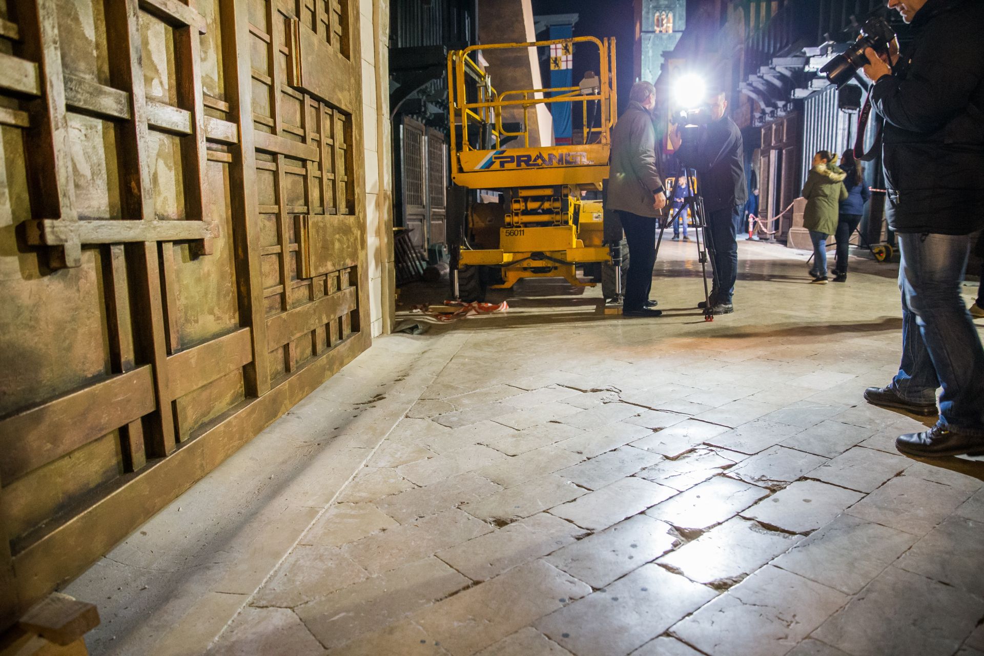 22.02.2017., Stradun, Dubrovnik - Ostecenje Straduna za koje je, prema navodima nekih gradjana, odgovorna produkcija zbog postavljanja scenografije za potrebe filma Robin Hood koji se ovih dana snima u Dubrovniku. 
Photo: Grgo Jelavic/PIXSELL