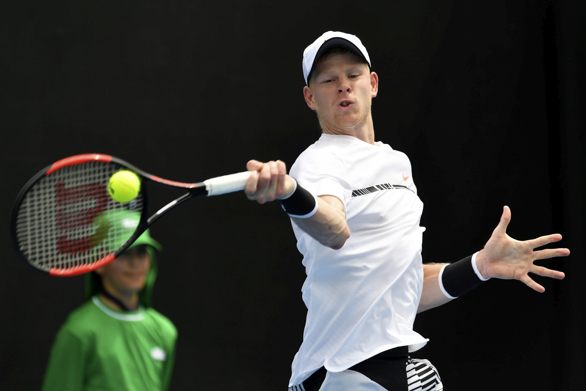 epa05722933 Kyle Edmund of Britain in action against Santiago Giraldo of Colombia during their Men's Singles first round match of the Australian Open Grand Slam tennis tournament in Melbourne, Australia, 17 January 2017.  EPA/FILIP SINGER