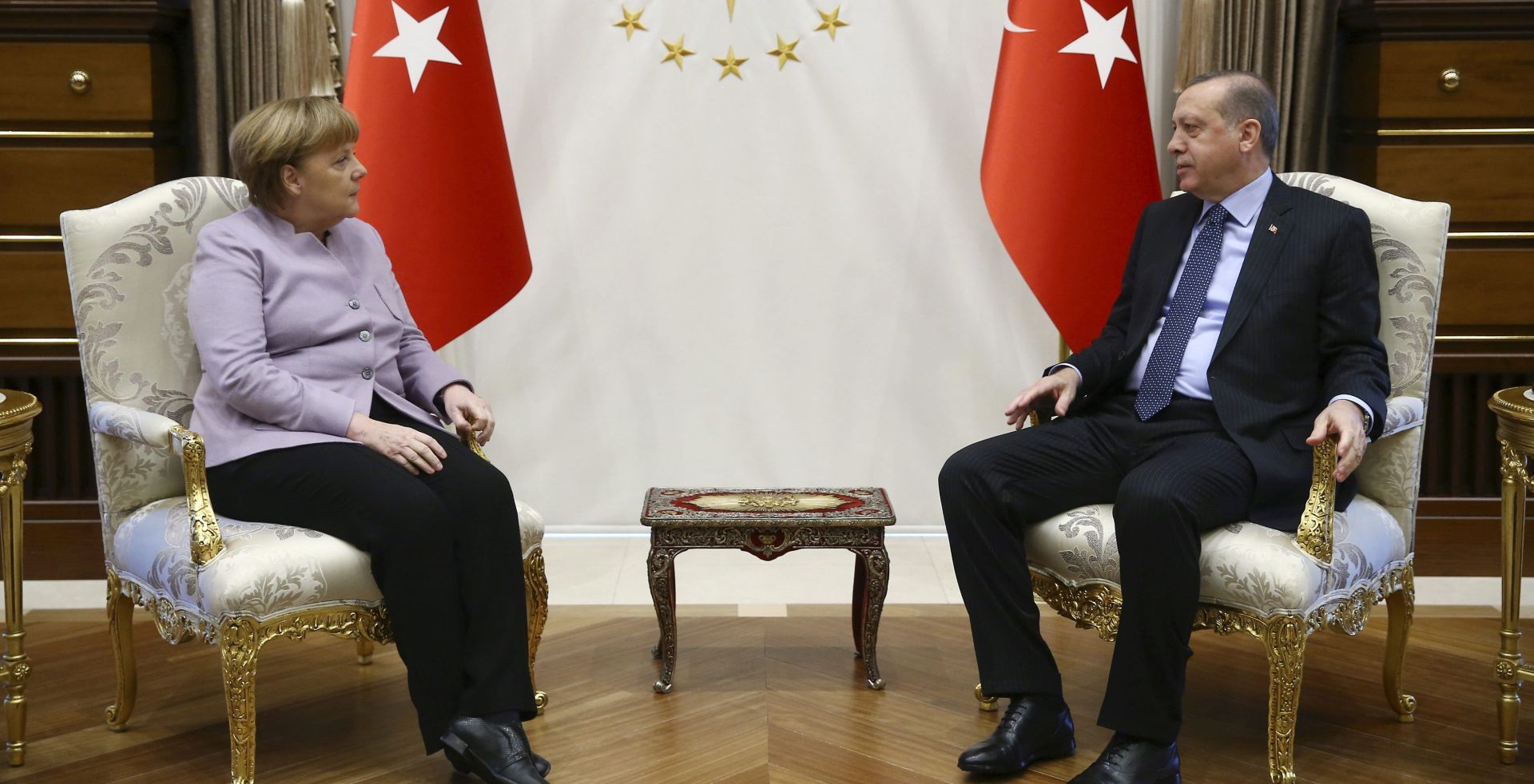 epa05766186 A handout photo made available by the Turkish President Press Office shows German Chancellor Angela Merkel (L) and Turkish President Recep Tayyip Erdogan (R) during their meeting in Ankara, Turkey, 02 February 2017. Merkel will meet Turkish President Erdogan, Prime Minister Yildirim and some opposition leaders during her visit. Merkel is in Turkey for a one-day official visit.  EPA/TURKISH PRESIDENT PRESS OFFICE / HANDOUT  HANDOUT EDITORIAL USE ONLY/NO SALES