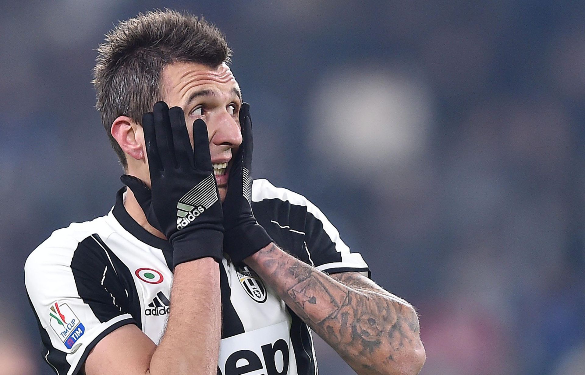 epa05711744 Juventus' Mario Mandzukic reacts during the Italy's Cup soccer match Juventus Fc vs Atalanta Bergamasca Calcio at Juventus Stadium in Turin, Italy, 11 January 2017.  EPA/ALESSANDRO DI MARCO