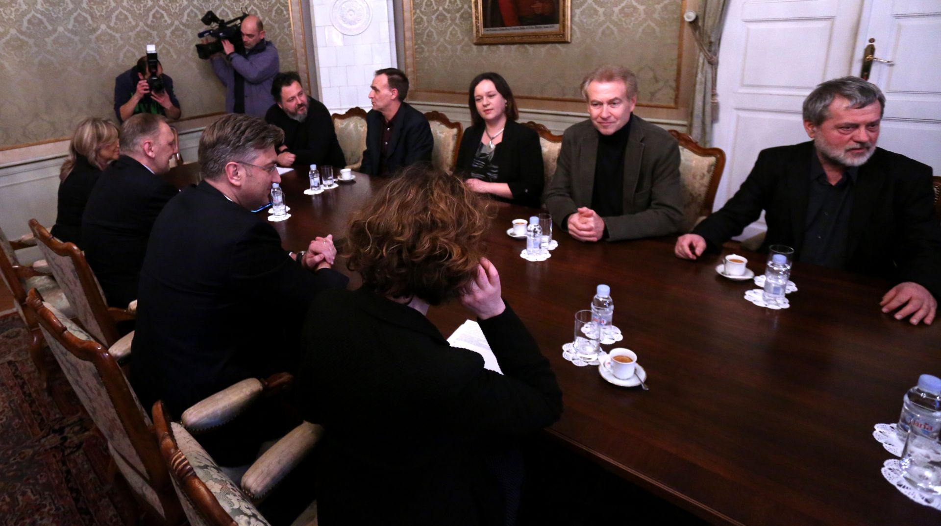 Zagreb, 20.02.2017 - Predsjednik  Vlade Republike Hrvatske Andrej Plenkoviæ sastao se u Banskim dvorima s predstavnicima UO Drutva hrvatskih filmskih redatelja i Hrvatske udruge producenata. Na fotografiji Andrej Plenkovæ, Nina Obuljen Korinek, Zrinko Ogresta, Vinko Brean, Danilo erbedija, Branko Schmidt, Tamara Babun.
foto HINA/ Daniel KASAP / dk