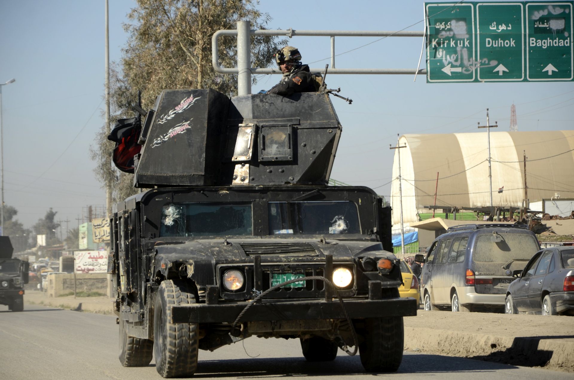 epa05804231 Iraqi security forces mobilize at Mosul, Iraq, 19 February 2017. Ongoing military operation to retake the eastern part of Mosul city from IS entered its second day.  EPA/STR