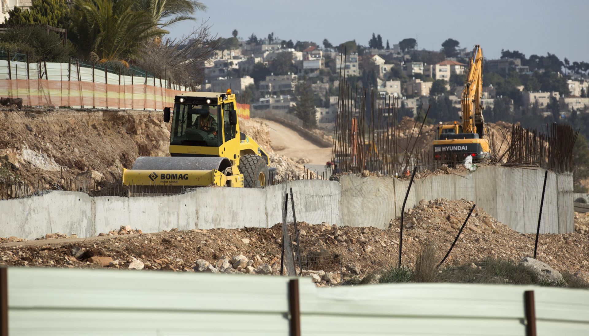epa05741563 Earth moving equipment building infrastructure of Ramat Shlomo (L) with the French Hill area of Jerusalem seen behind, 22 January 2017. The Jerusalem Municipality has approved the building of some 560 residential housing units some in this religious Jewish community on the northern reaches of Jerusalem and over the 1949 Armistice Line some 48 hours after US President Donald Trump's inauguration.  EPA/JIM HOLLANDER