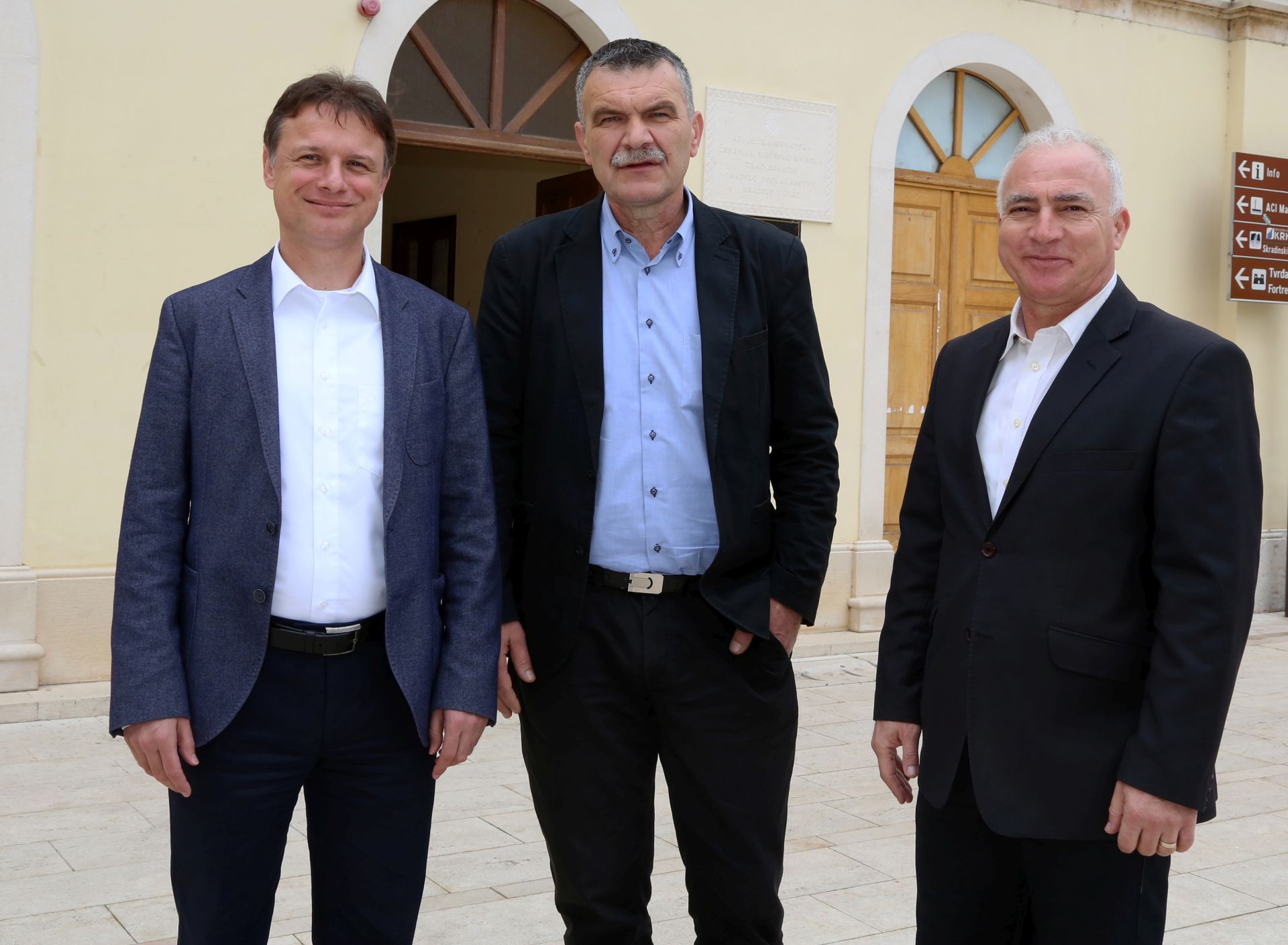 IBENIK, 27.02.2017. - Glavni tajnik HDZ-a Gordan Jandrokoviæ  izjavio je u ponedjeljak u Skradinu kako je uvjeren da æe na lokalnim izborima u svibnju u ibensko-kninskoj upaniji na vlasti ostati HDZ i da æe Goran Pauk ponovno biti upan, a komentirajuæi najavljenu kandidaturu SDP-vog Franka Vidoviæa za upana, rekao je da Vidoviæ sigurno nije ozbiljna konkurencija HDZ-ovom kandidatu Pauku. Na fotografiji Gordan Jandrokoviæ, Nediljko Dujiæ i Goran Pauk.foto HINA/ es
