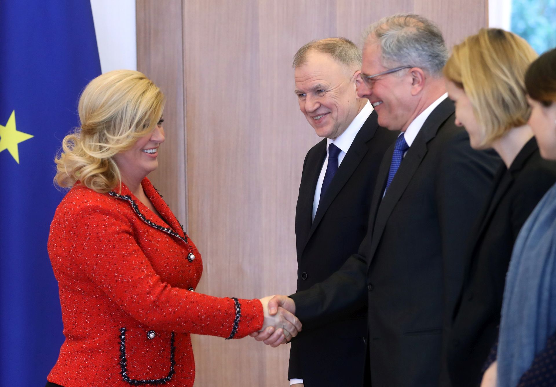Zagreb, 02.02.2017 - Predsjednica Republike Hrvatske Kolinda Grabar-Kitaroviæ primila je Povjerenika Europske komisije za zdravlje i sigurnost hrane Vytenisa Andriukaitisa u Uredu predsjednice na Pantovèaku.
foto HINA/ Damir SENÈAR /ds