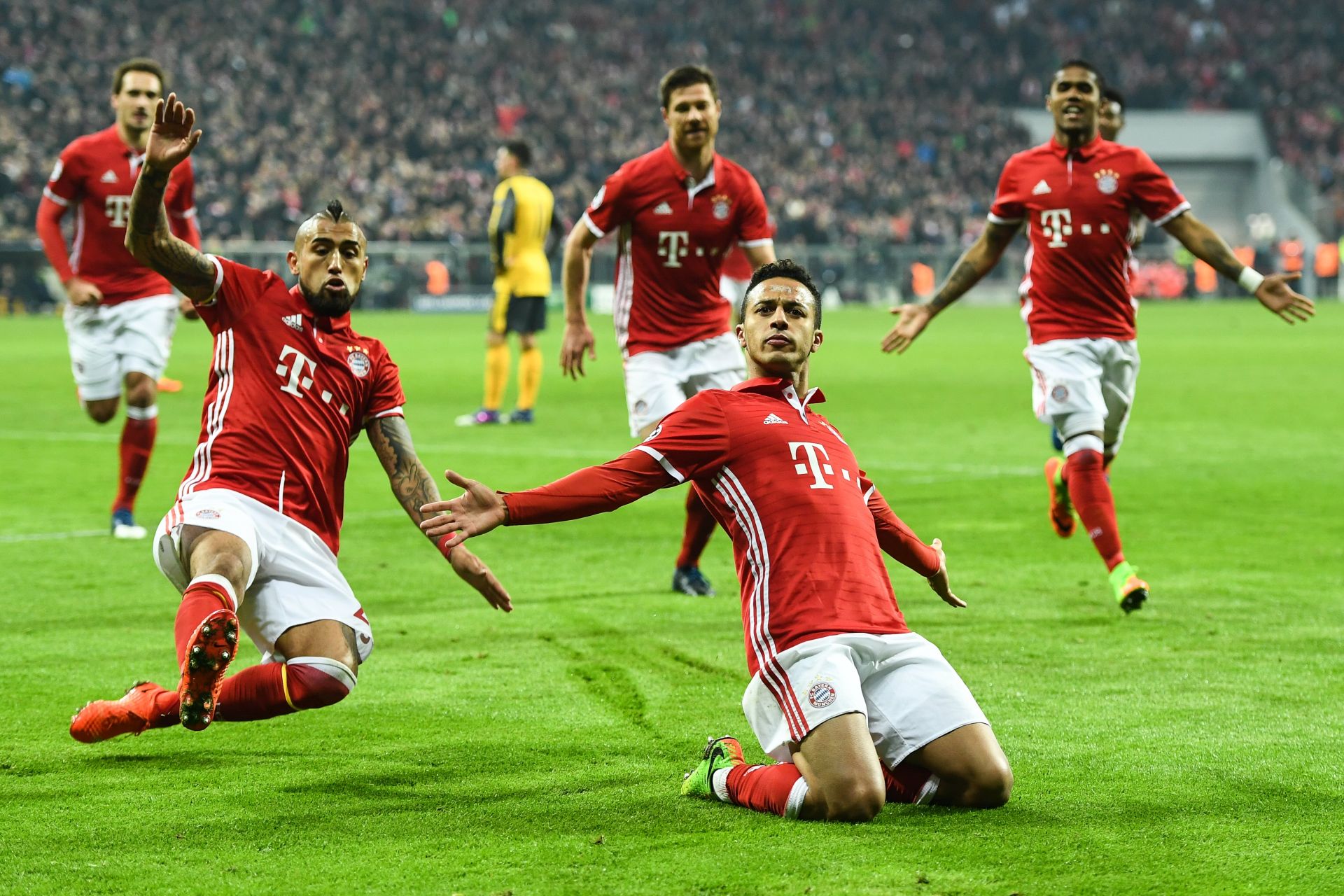 epa05795793 Thiago of Bayern Munich celebrates with team mates after scoring a goal during the UEFA Champions League round of 16 first leg soccer match between Bayern Munich and Arsenal FC at the Allianz Arena, in Munich, Germany, 15 February 2017.  EPA/LENNART PREISS