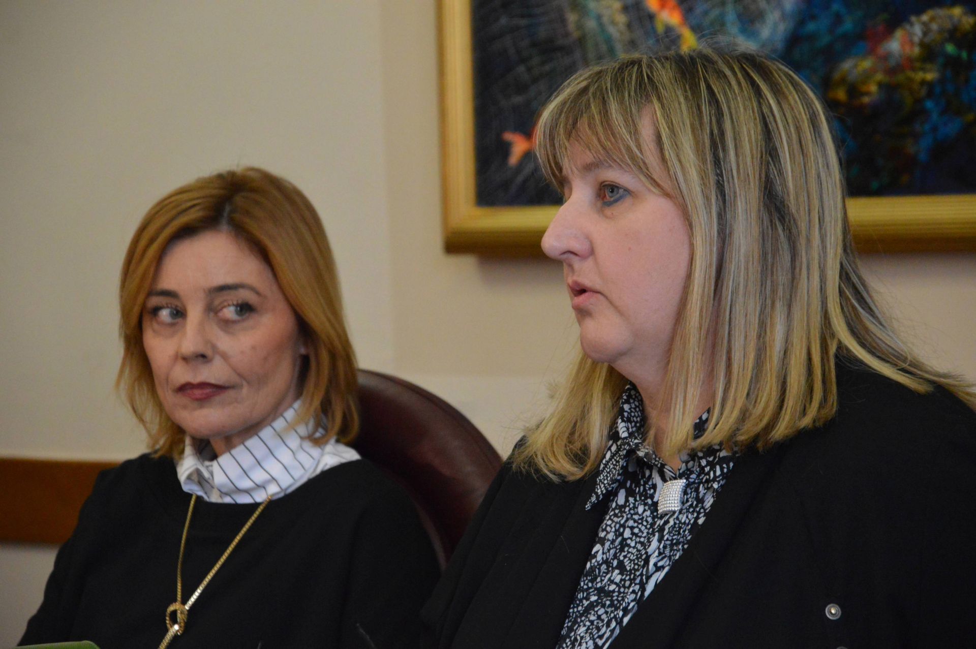 Dubrovnik, 7.2.2017 - Povjerenica Vlade RH za Dubrovnik Nada Medoviæ rekla je u utorak kako donoenje Odluke o privremenom financiranju ''teke'' 78.6 milijuna kuna, a koja je u ponedjeljak stupila na snagu, nije nikakvo izvanredno stanje nego normalni demokratski proces, te kako æe se do izbora gradska uprava odmoriti od politike. Na slici Nada Medoviæ i proèelnica za financije Anita Buriæ.
foto HINA/ Nika MILETIÆ/ ua