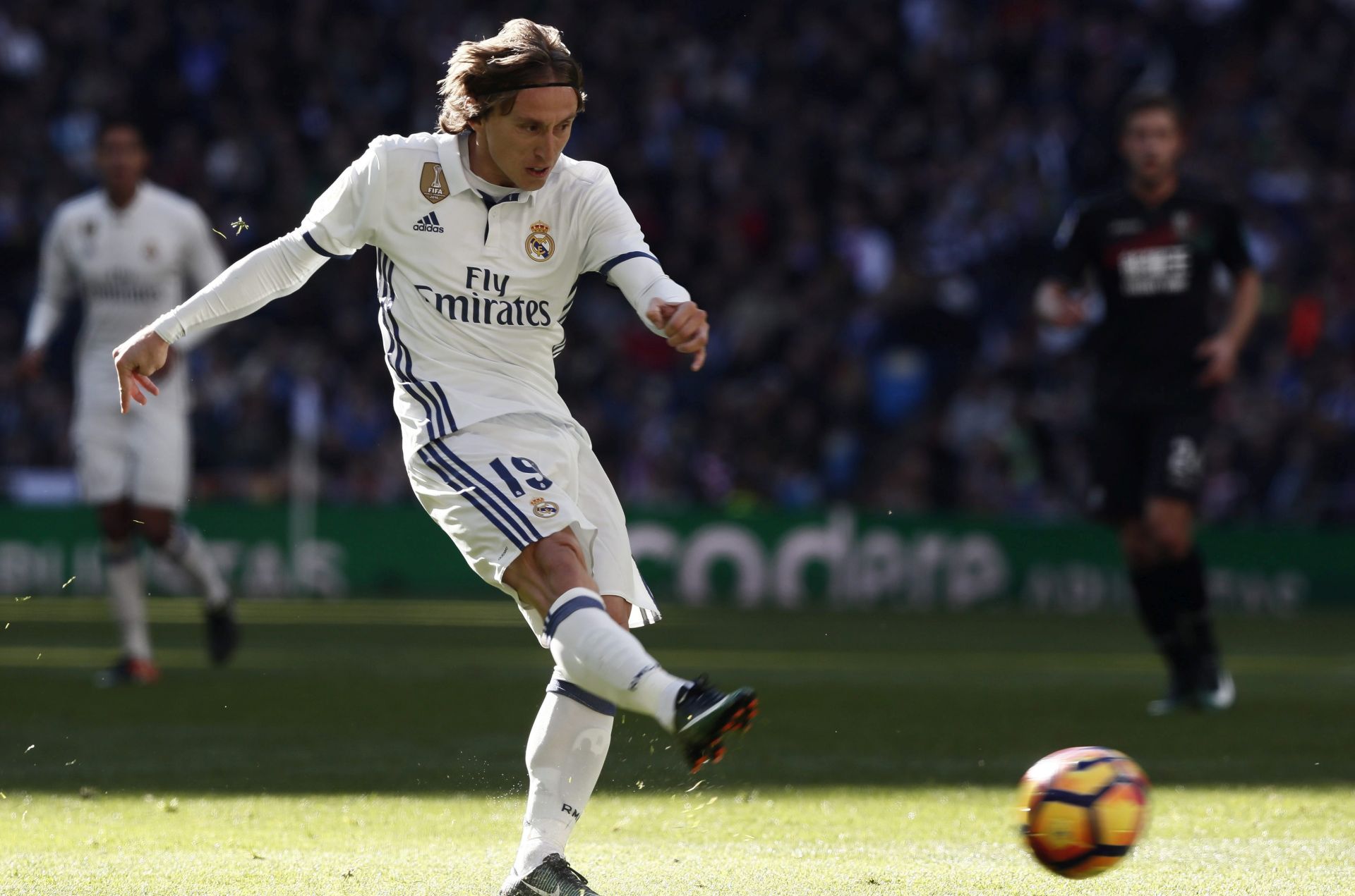 epa05703287 Real Madrid's Croatian midfielder Luka Modric kicks the ball during a Spanish Primera Division League's soccer match between Real Madrid and Granada at the Santiago Bernabeu stadium in Madrid, Spain, 07 January 2017.  EPA/Mariscal