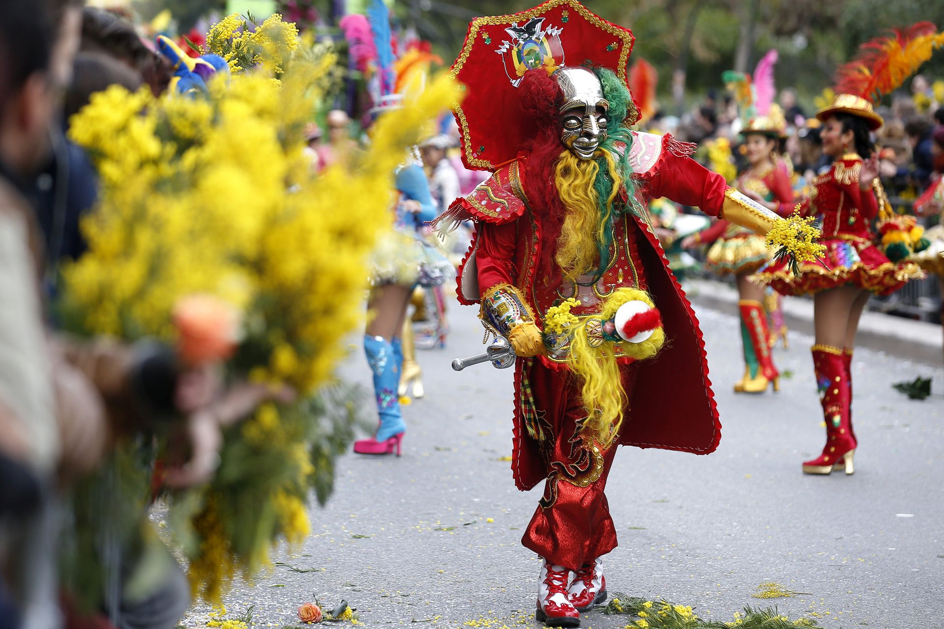 epa05785831 A participant wearing colorful costume takes part in the flowers parade of the Carnival of Nice, France, 11 February 2017. The 131st annual Carnival of Nice will run from 11 to 25 February under the theme 'King of Energy'.  EPA/SEBASTIEN NOGIER