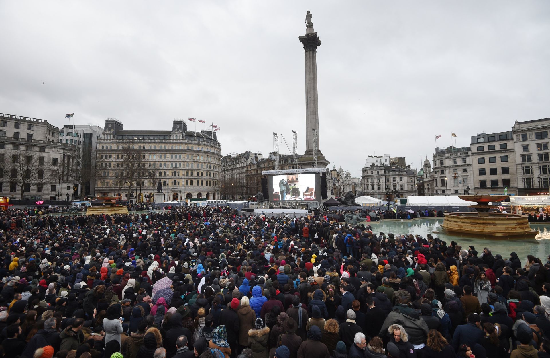 epa05816682 People gather to see the Oscar-nominated  film 'the Salesman' directed by Iranian filmmaker, Asghar Farhadi in Traflagar Square in London, Britain, 26 February 2017. The film director Asghar Farhadi announced he will not attend for the Oscar ceremony on 26 february in Los Angeles, following US President’s Donald J.Trump executive order banning travel to the United States from seven Muslim-majority countries.  EPA/FACUNDO ARRIZABALAGA