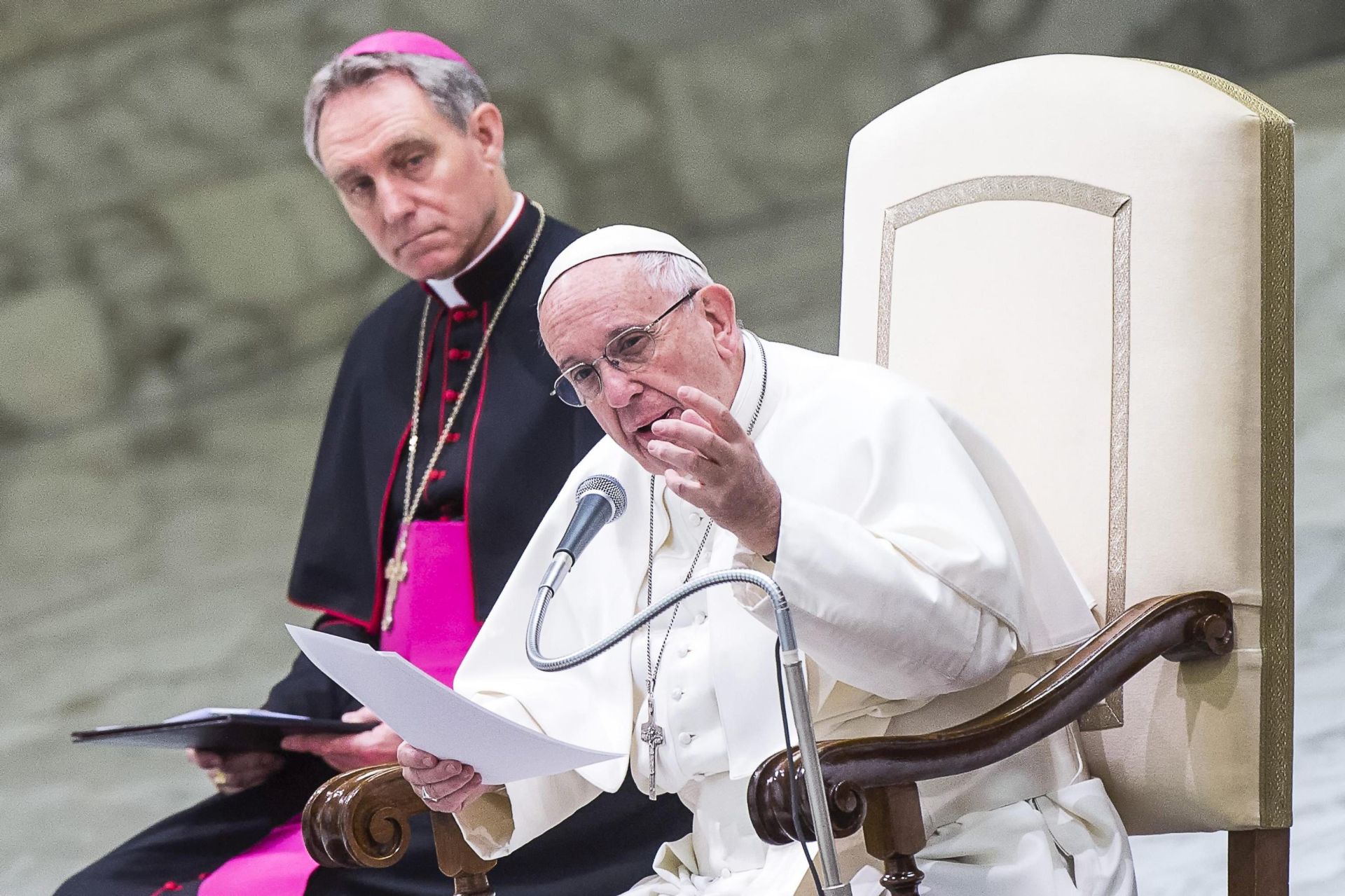 epa05697193 Pope Francis (R) during his weekly general audience at the Vatican, 04 January 2017.  EPA/ANGELO CARCONI