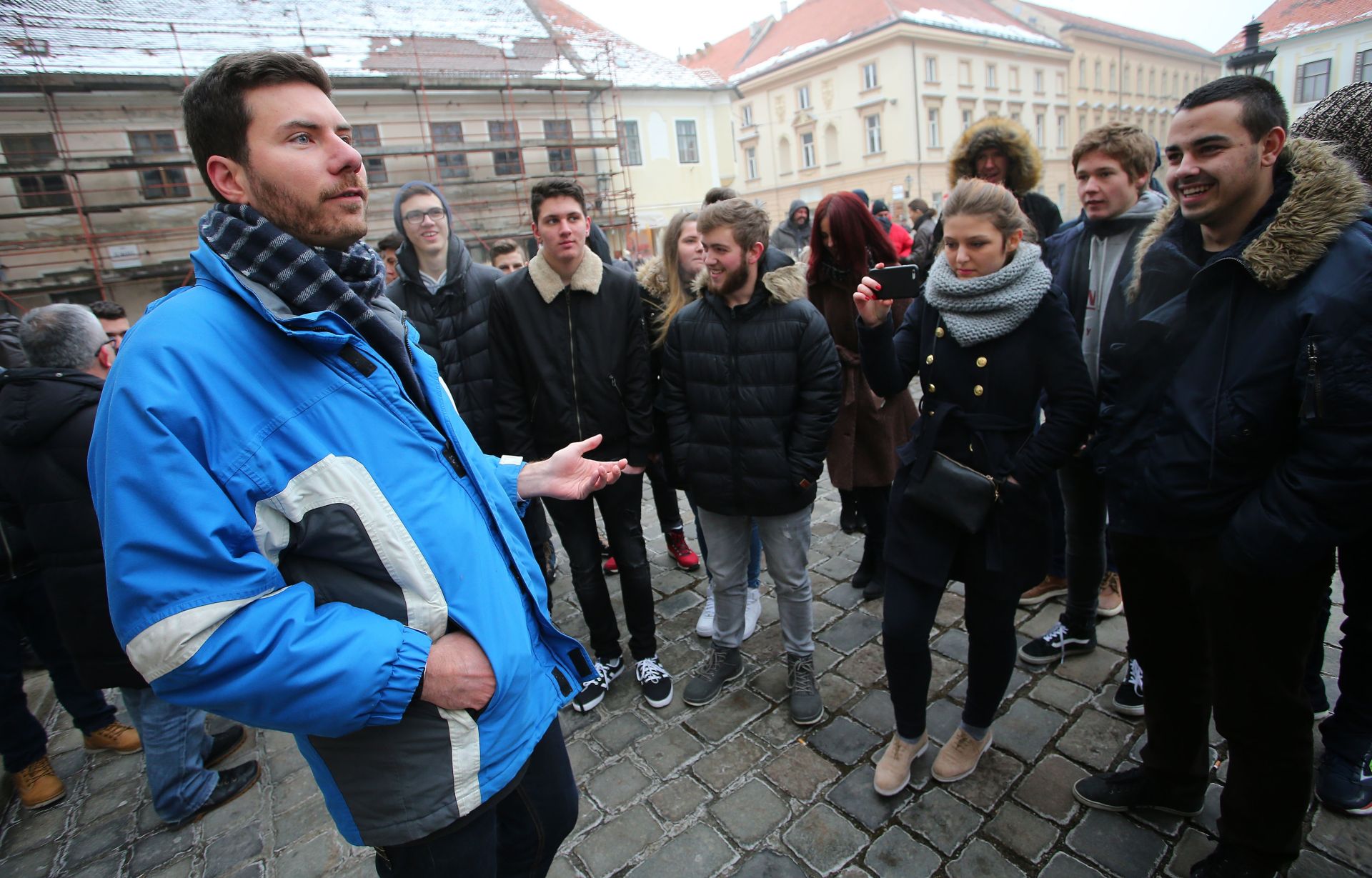 29.01.2017., Zagreb - Saborski zastupnik Ivan Pernar odgovarao je na pitanja srednjoskolaca i studenata okupljenih ispred zgrade Sabora.
Photo: Jurica Galoic/PIXSELL