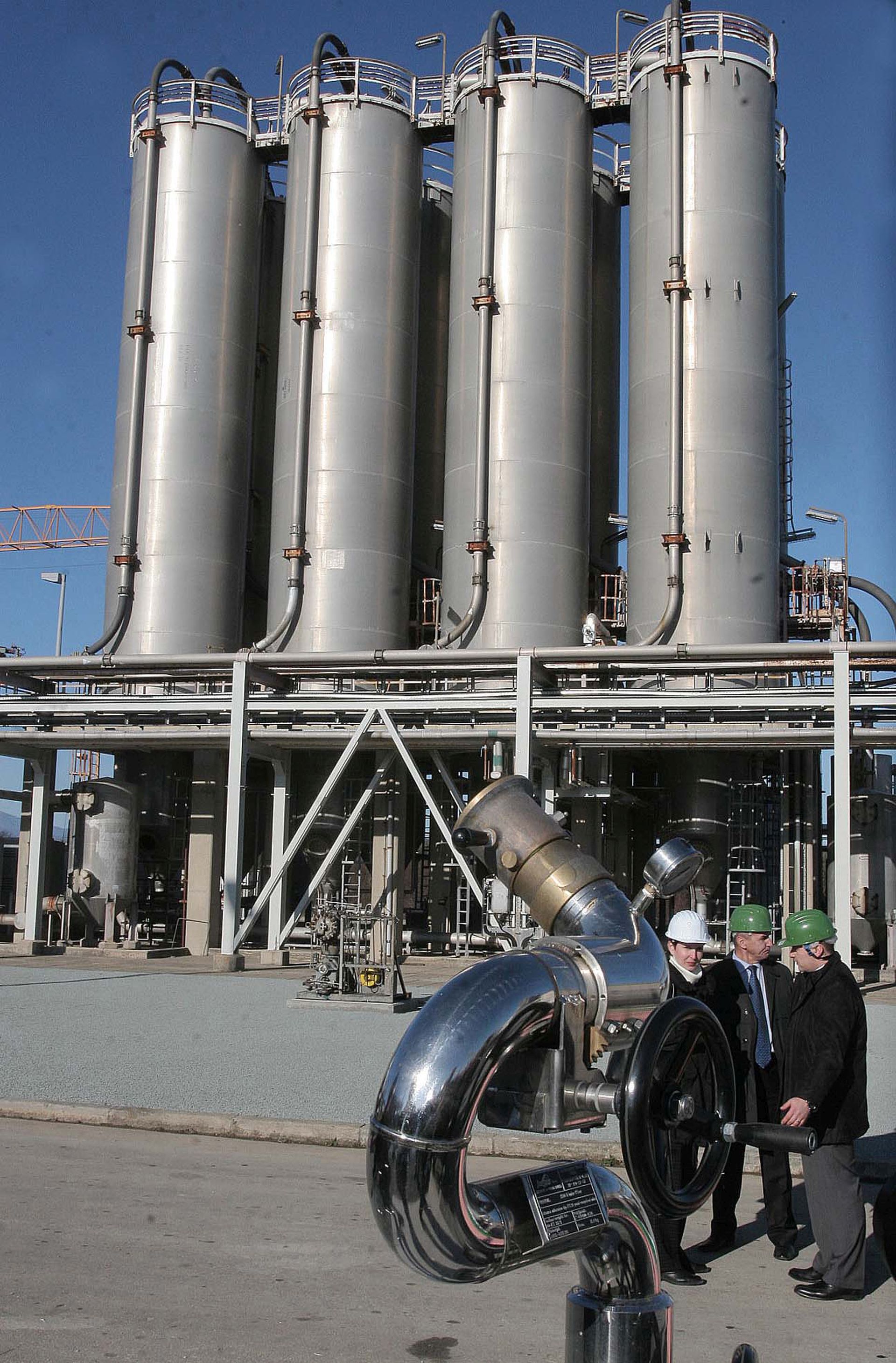 Zagreb, 14.02.2013 - Grupa Petrokemija prolu je godinu zavrila s gubitkom u iznosu veæem od 178 milijuna kuna, a u nerevidiranom konsolidiranom izvjeæu dostavljenom danas Zagrebaèkoj burzi, takav se gubitak tumaèi visokom cijenom plina te smanjivanjem proizvodnje i prodaje, zbog trinih razloga te neplaniranih zastoja u proizvodnji. Arhivska fotografija od 19.1.2010. godine prikazuje postrojenje za proizvodnju polietilena u DINA Petrokemiji u Omilju na otoku Krku. 
foto FaH/ Miljenko KLEPAC/ ds