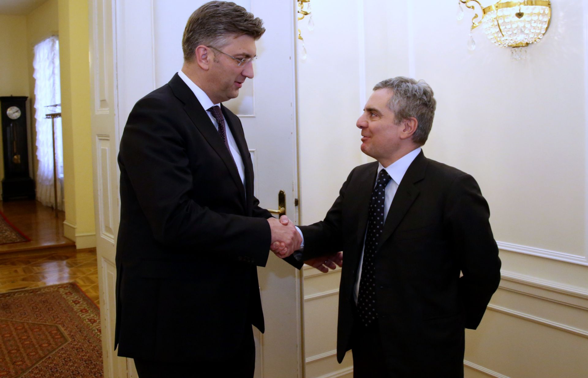 Zagreb, 22.02.2017. - Predsjednik Vlade Republike Hrvatske Andrej Plenkoviæ primio je potpredsjednika Europske investicijske banke (EIB) Daria Scannapieca. Na fotografiji Andrej Plenkoviæ, Dario Scannapieco.
foto HINA/ Lana SLIVAR DOMINIÆ/ lsd
