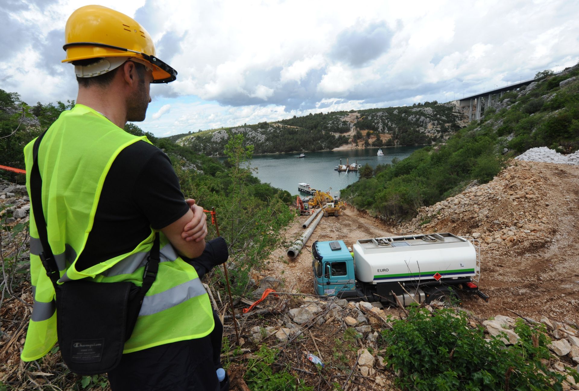 07.05.2012., Skradin - Tvrtka Plinacro izvodi radove na dijelu magistralnog plinovoda Benkovac - Dugopolje preko usca rijeke Krke. Polaganje se obavlja metodom kontroliranog spustanja u duzini od 280 metara. Photo: Hrvoje Jelavic/PIXSELL