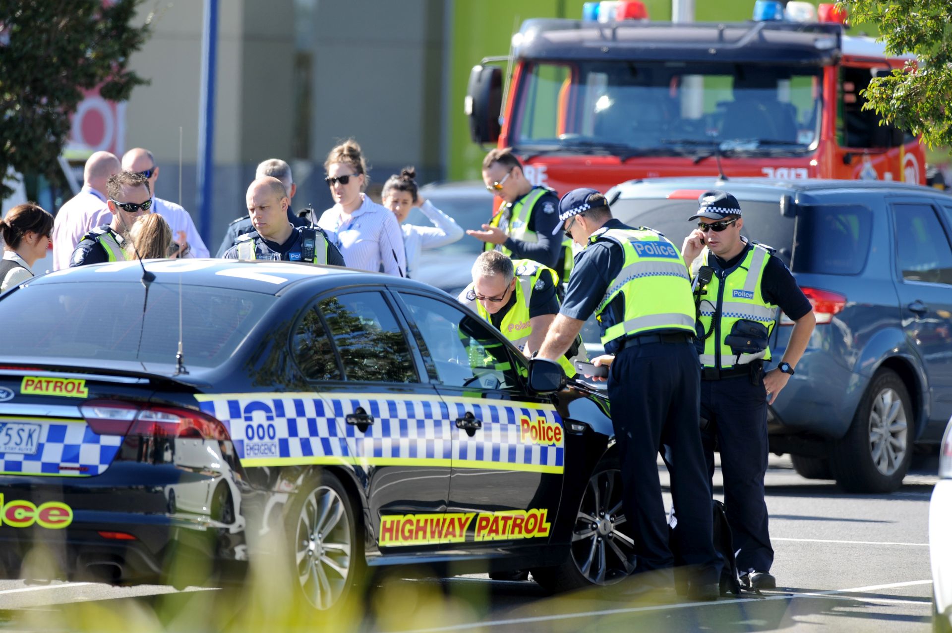 epa05805961 Police at the scene where a light plane crashed into the back of a DFO building at Essendon airport in Melbourne, Australia, 21 February 2017. Five people are believed to have been onboard the light plane that crashed into a Melbourne factory outlet.  EPA/JOE CASTRO  AUSTRALIA AND NEW ZEALAND OUT