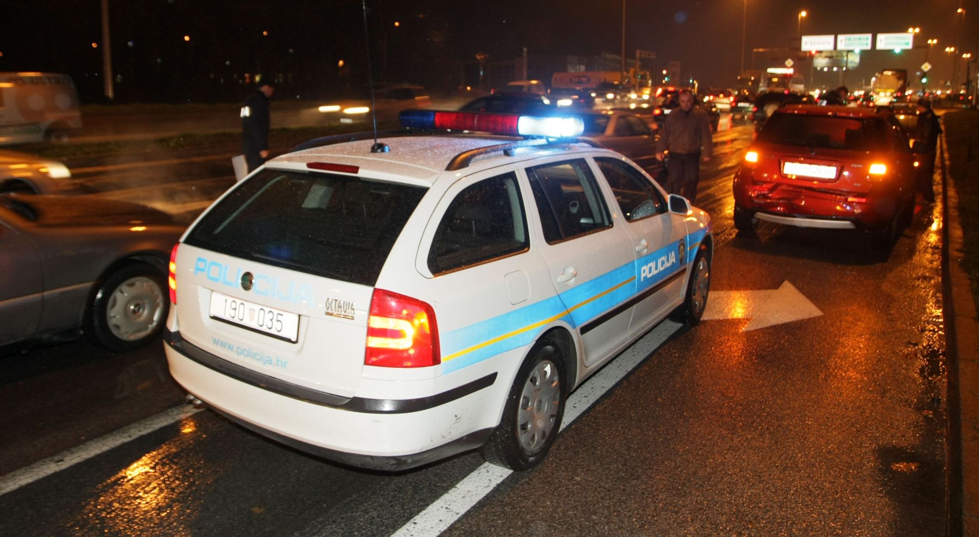 02.12.2008. Zagreb, Hrvatska. - Laksa prometna nesreca na krizanju Slavonske avenije i ulice kneza Ljudevita Posavskog
Photo: Zeljko Lukunic/24sata